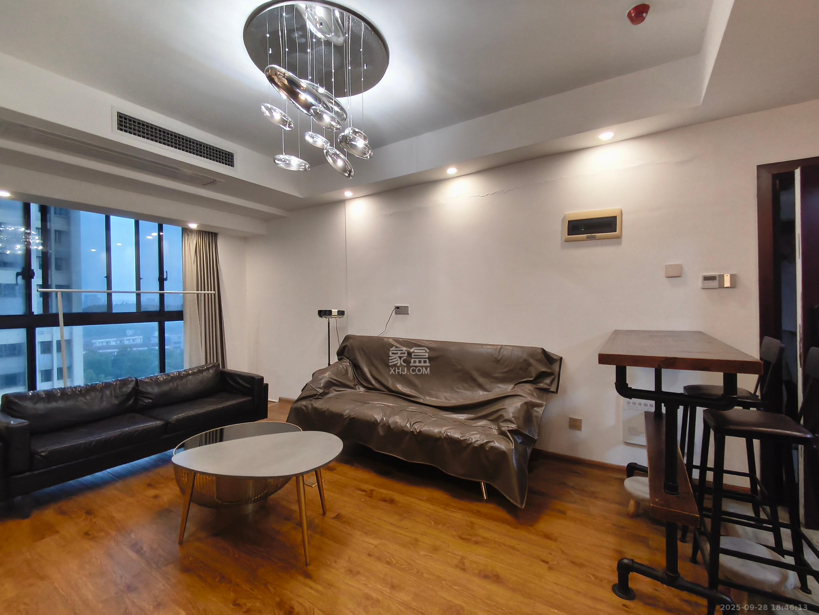 长房半岛蓝湾（观山月）  2室2厅1卫    2200.0元/月室内图