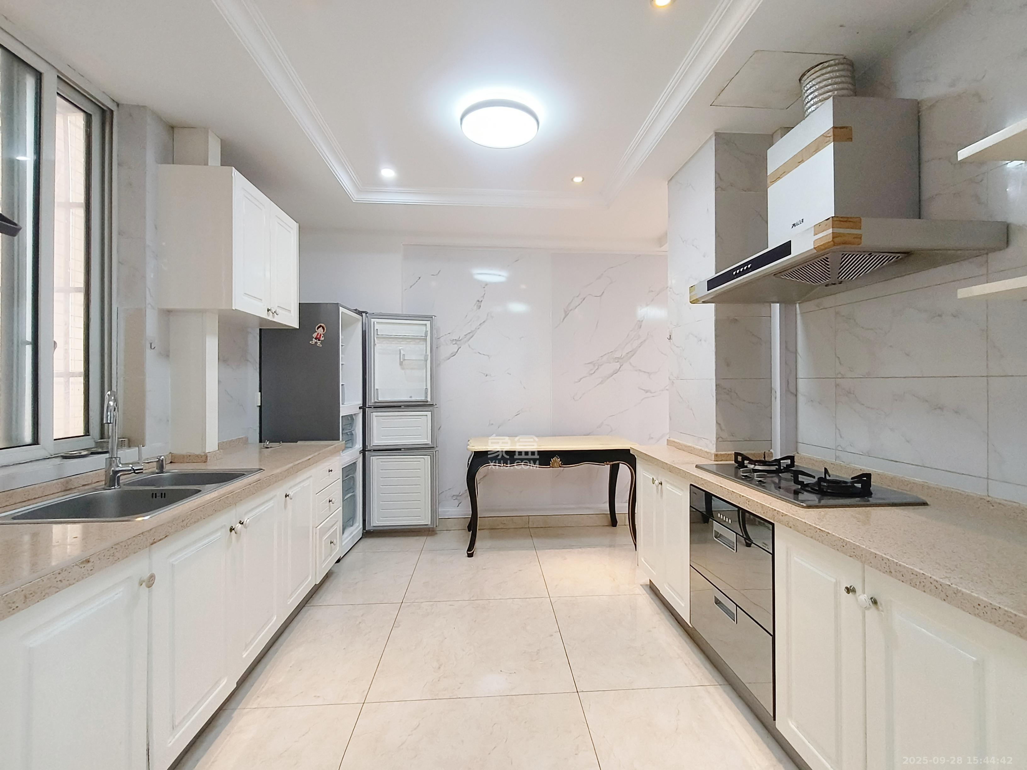 爱琴海岸 3室2厅2卫 2300.0元/月 爱琴海岸 3室2厅2卫 2300.0元/月室内图