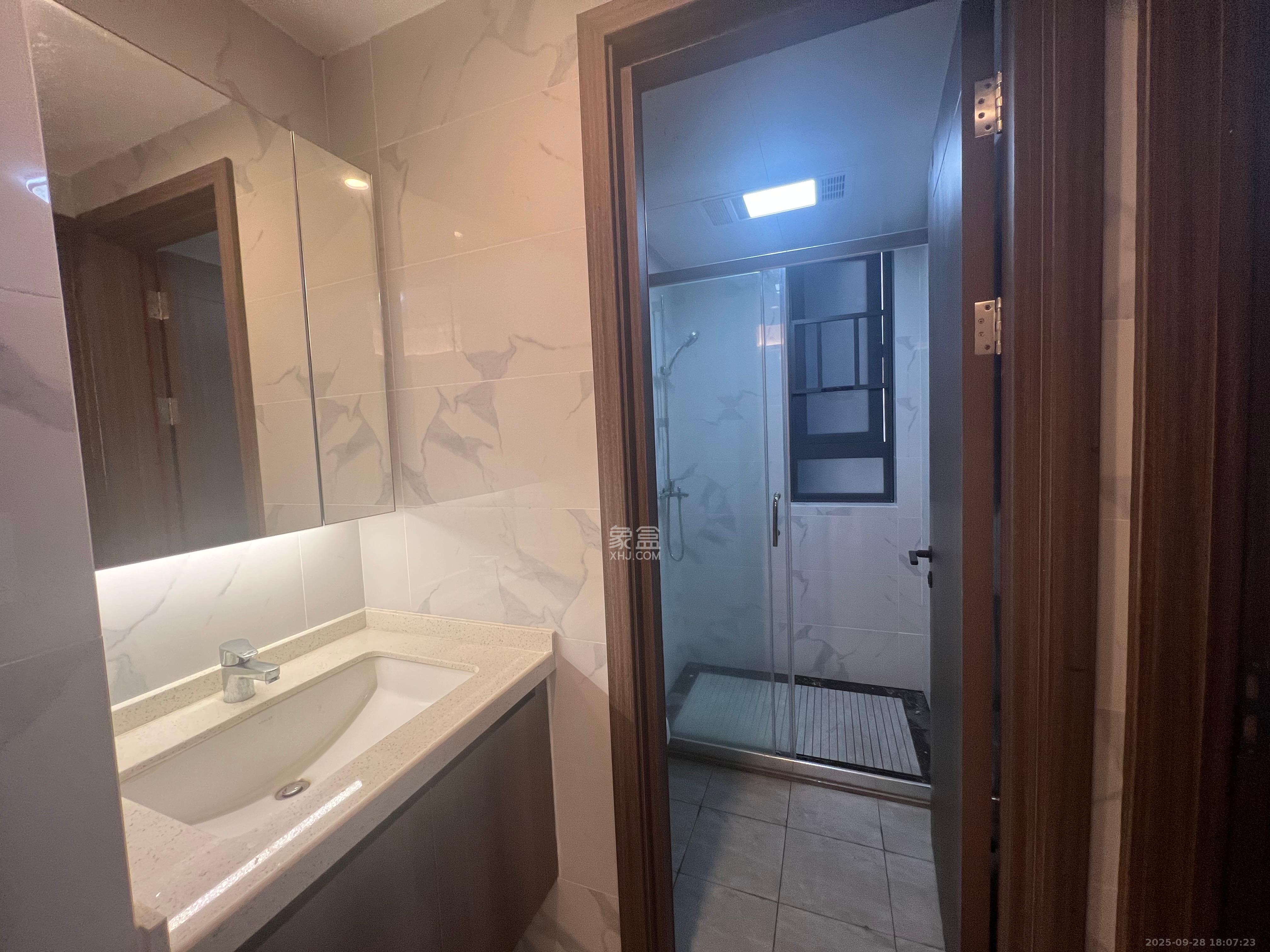 绿地V岛 3室2厅2卫 3500.0元/月 绿地V岛 3室2厅2卫 3500.0元/月室内图