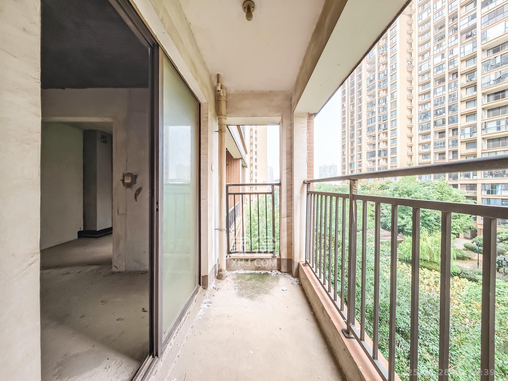 湘诚德峰小区B区  4室2厅2卫    110.8万阳台