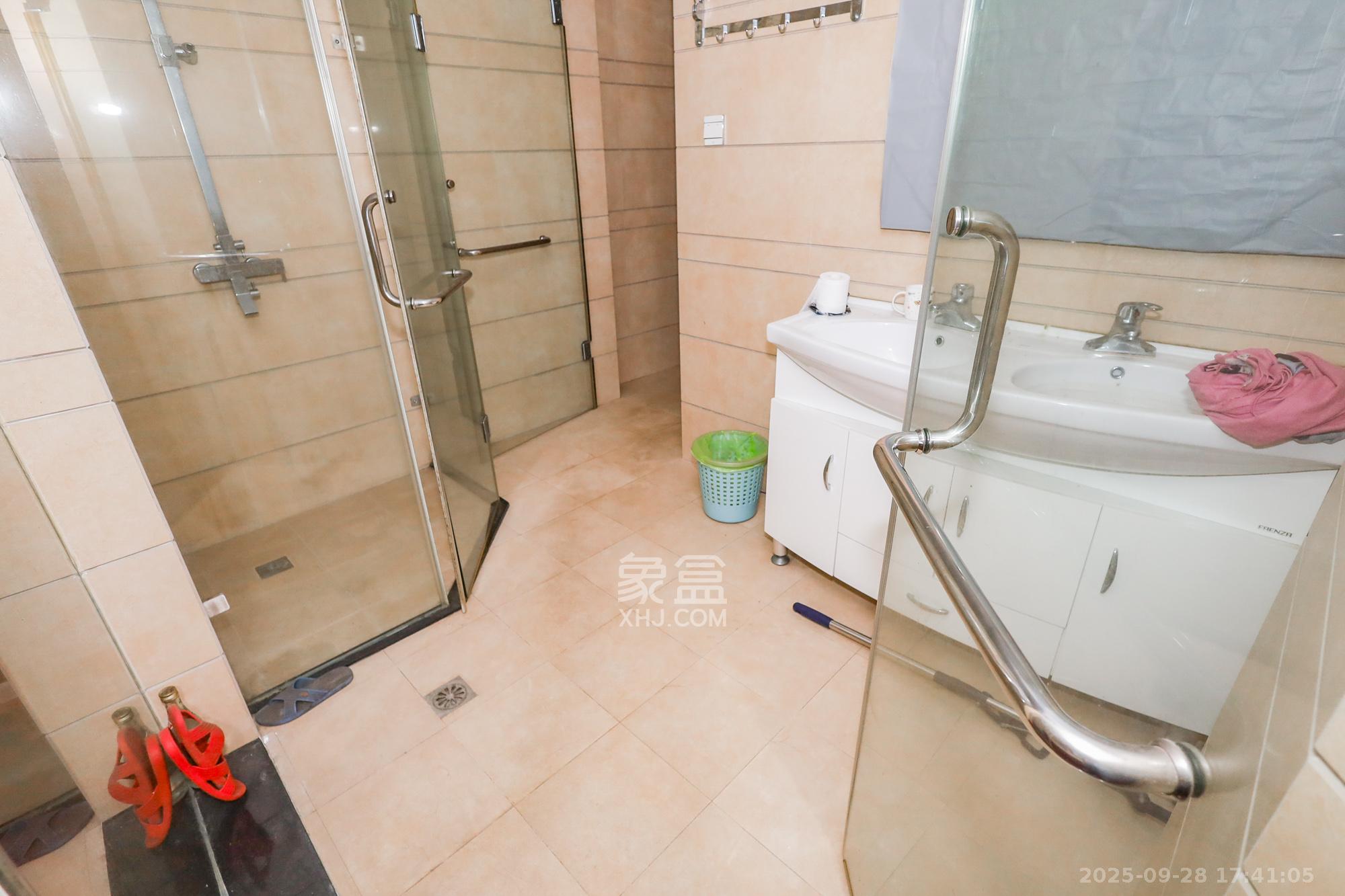 八方小区D区 4室2厅2卫 687.0万 八方小区D区 4室2厅2卫 687.0万卫生间