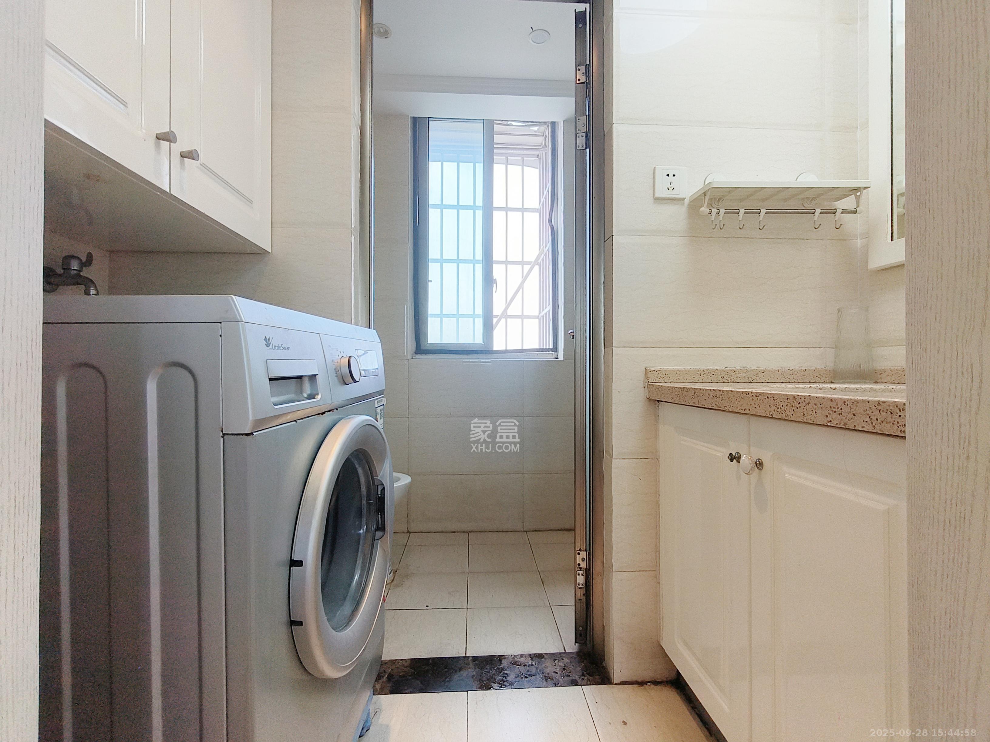 爱琴海岸 3室2厅2卫 2300.0元/月 爱琴海岸 3室2厅2卫 2300.0元/月室内图