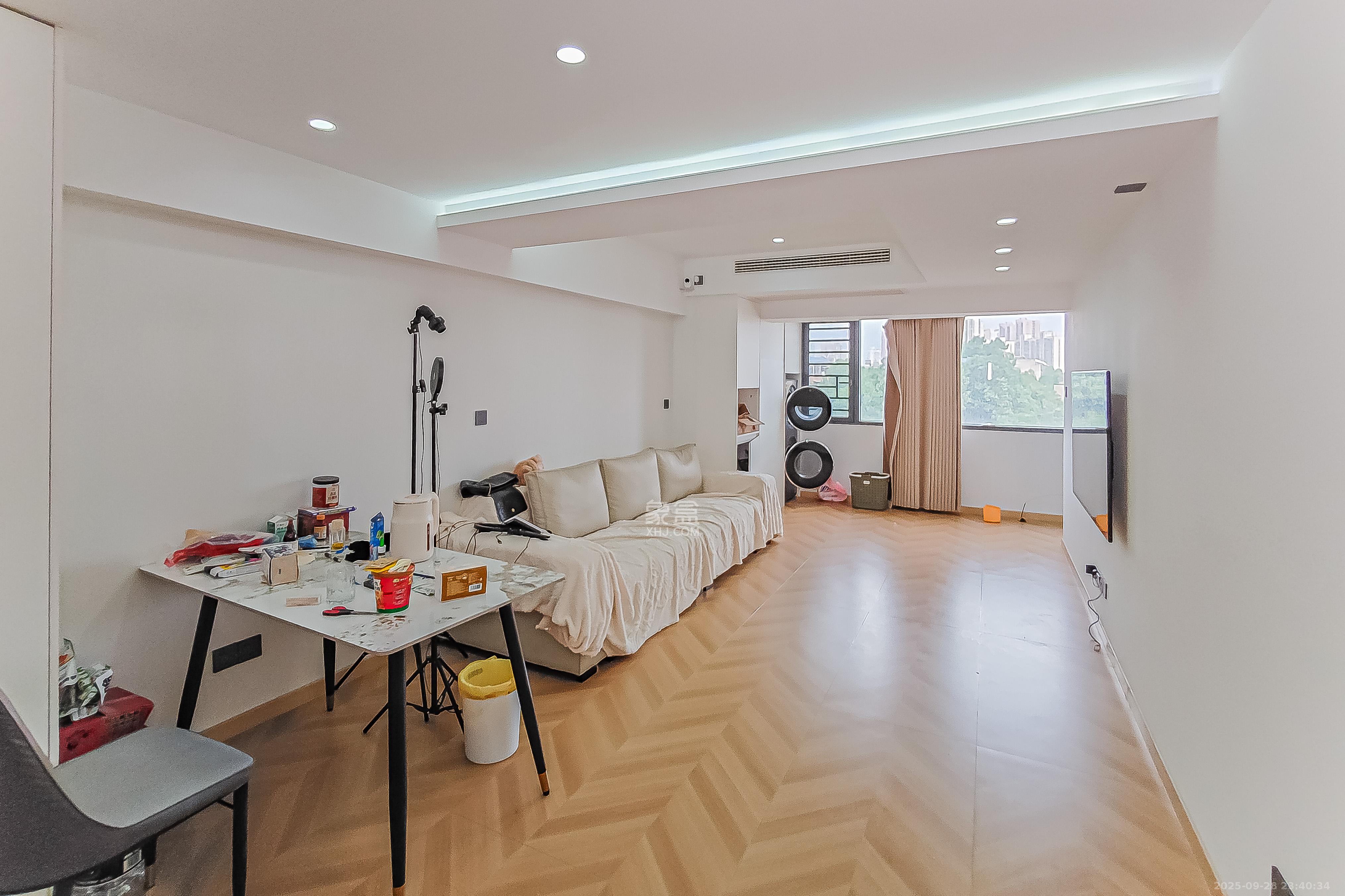 在水一方 4室2厅2卫 110.0万 在水一方 4室2厅2卫 110.0万客厅