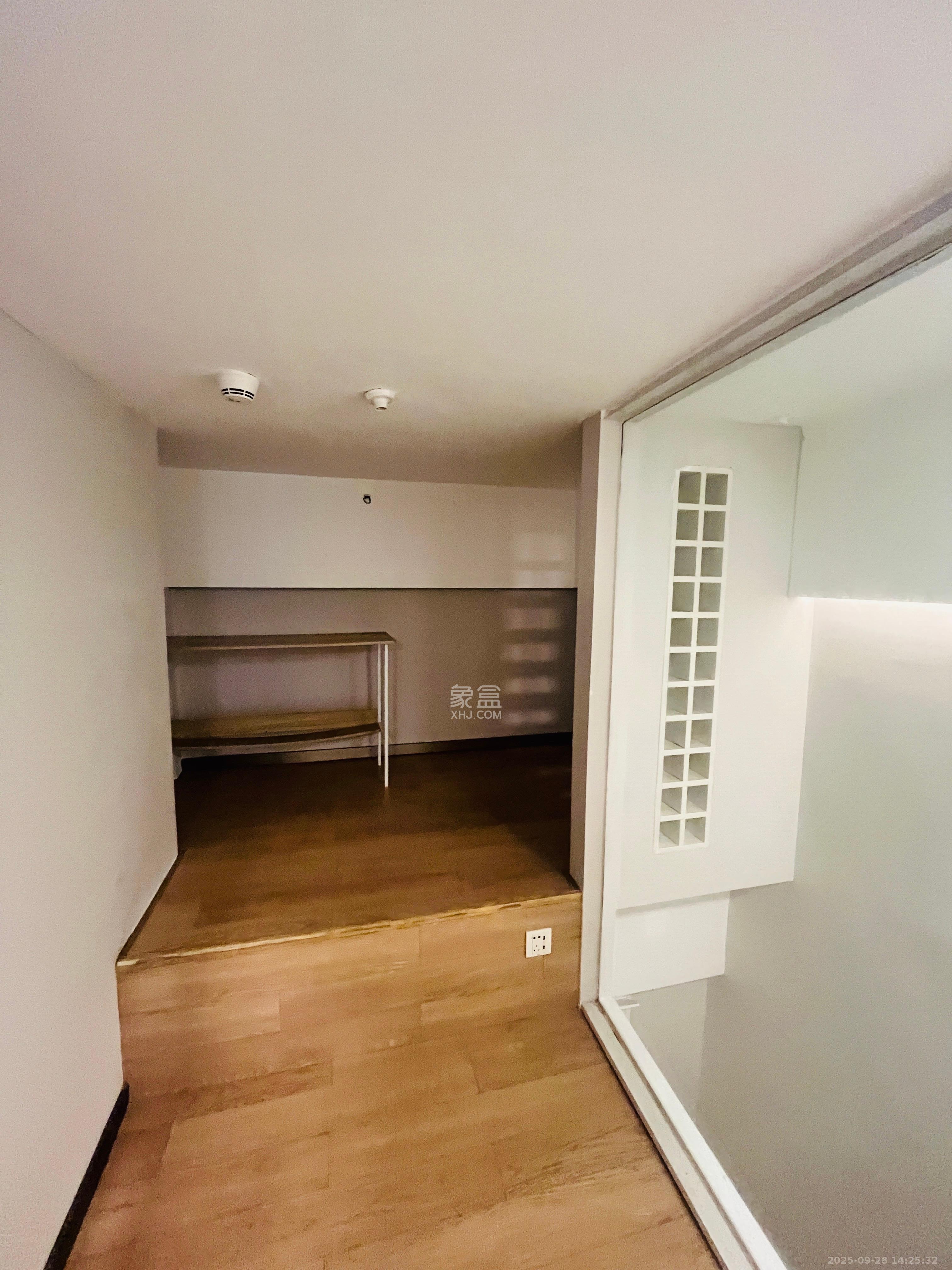 时代年华 1室1厅1卫 1300.00元/月 时代年华 1室1厅1卫 1300.00元/月室内图