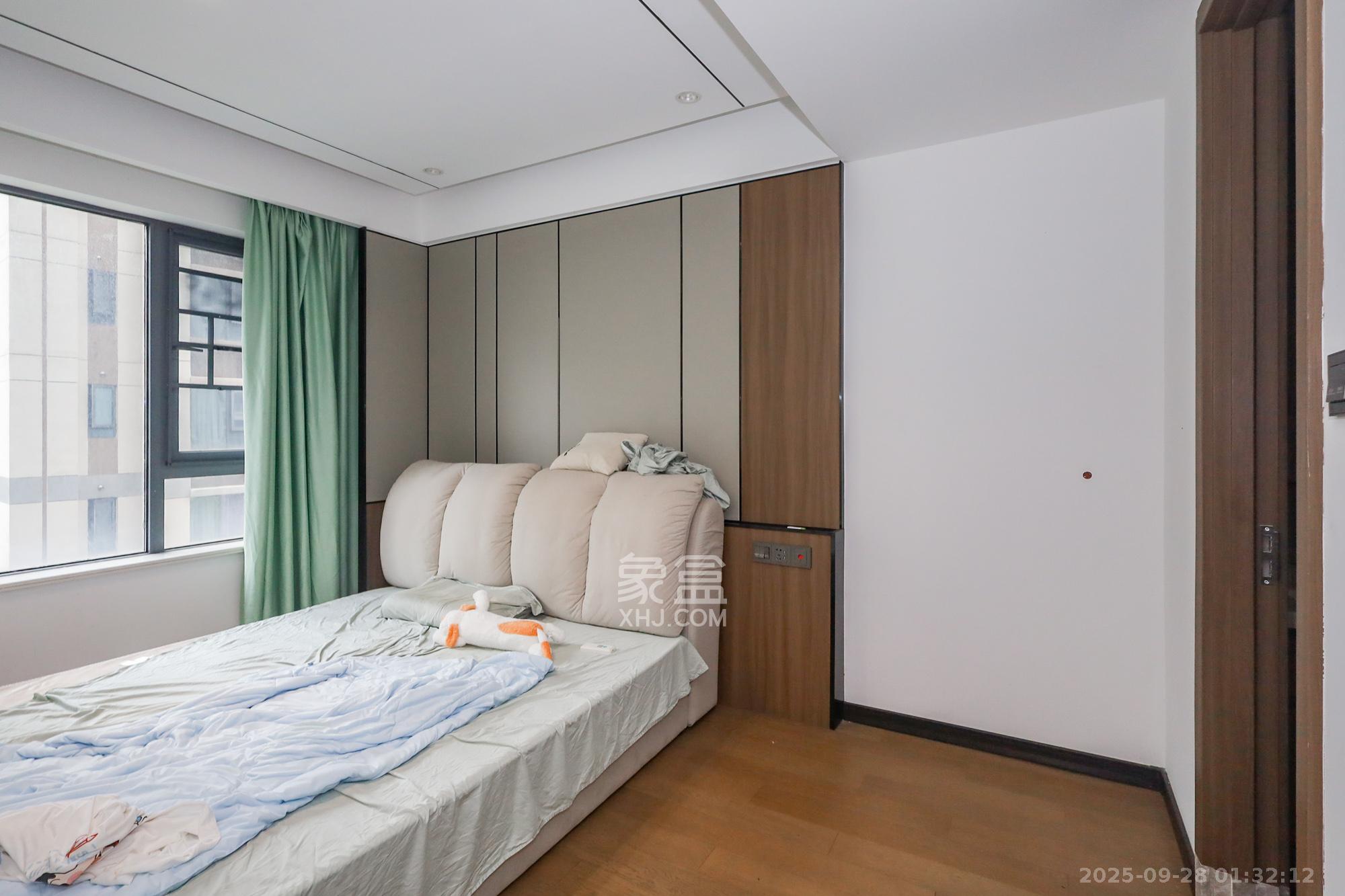 卓越中寰 4室2厅2卫 245.0万 卓越中寰 4室2厅2卫 245.0万卧室