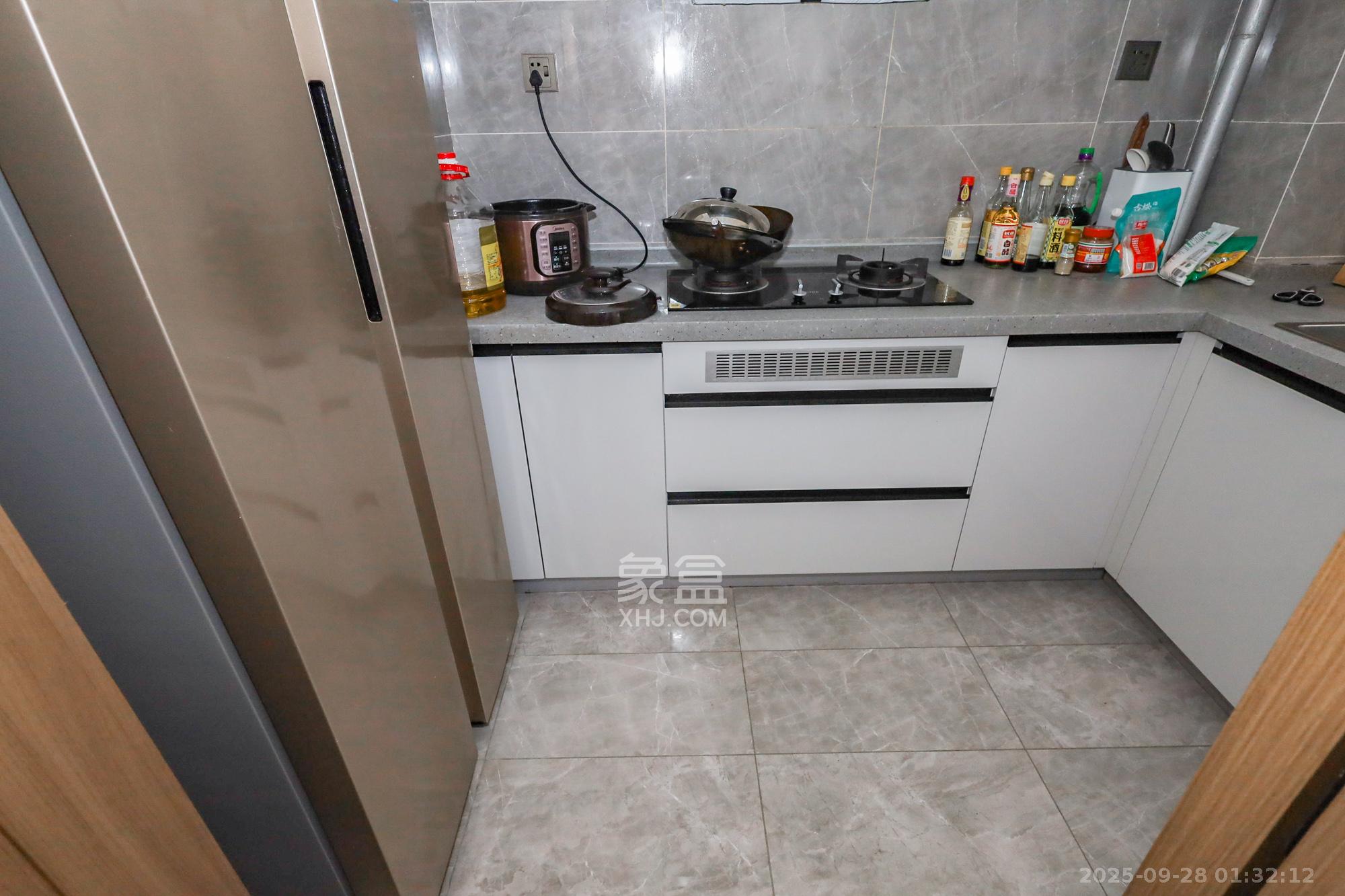 卓越中寰 4室2厅2卫 245.0万 卓越中寰 4室2厅2卫 245.0万厨房