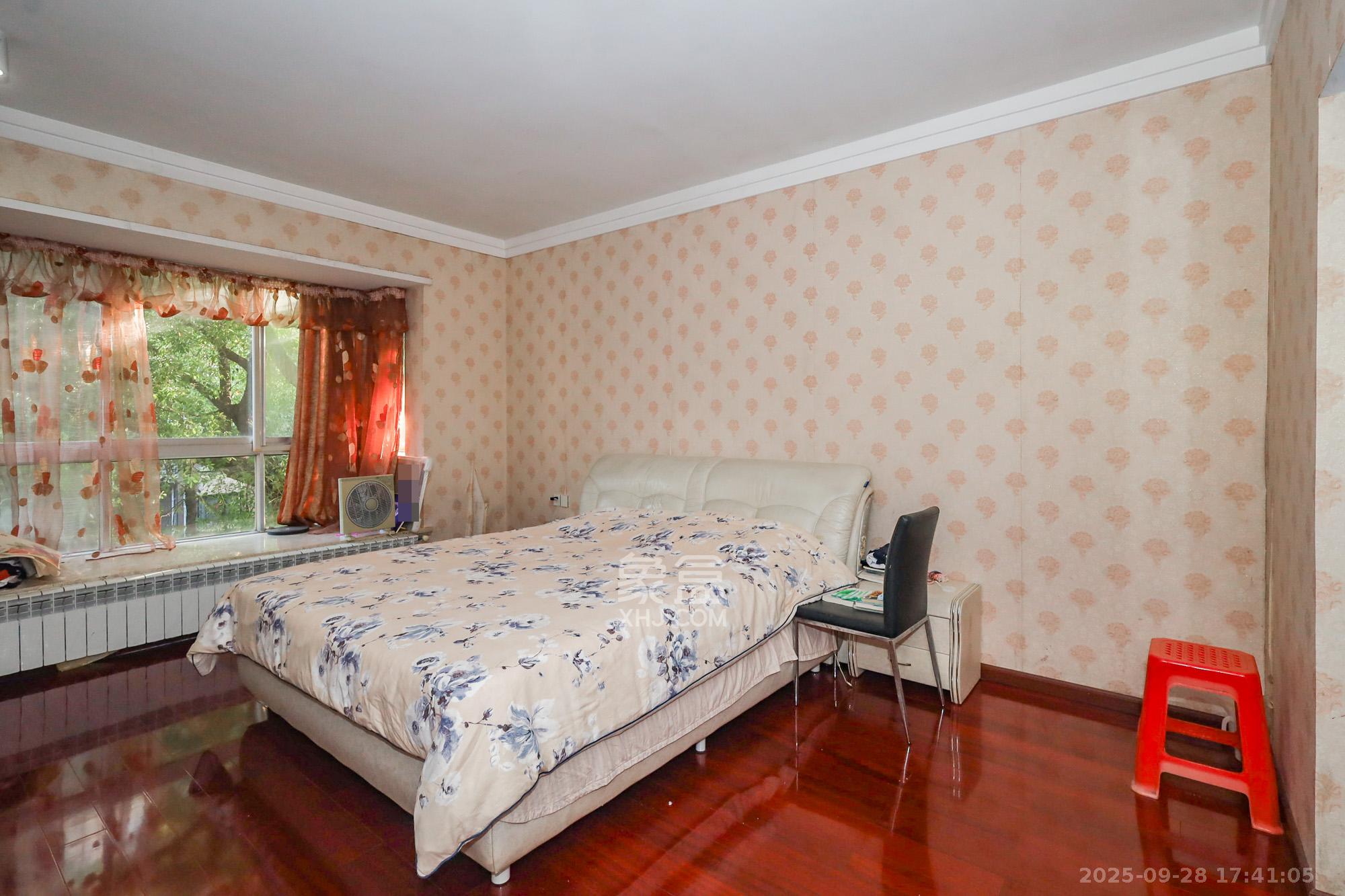 八方小区D区  4室2厅2卫    687.0万卧室