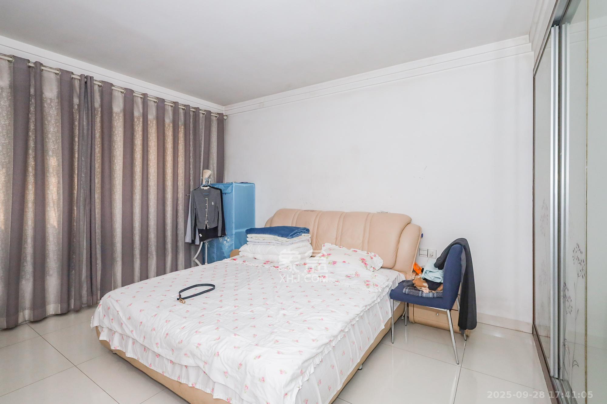 八方小区D区  4室2厅2卫    687.0万卧室