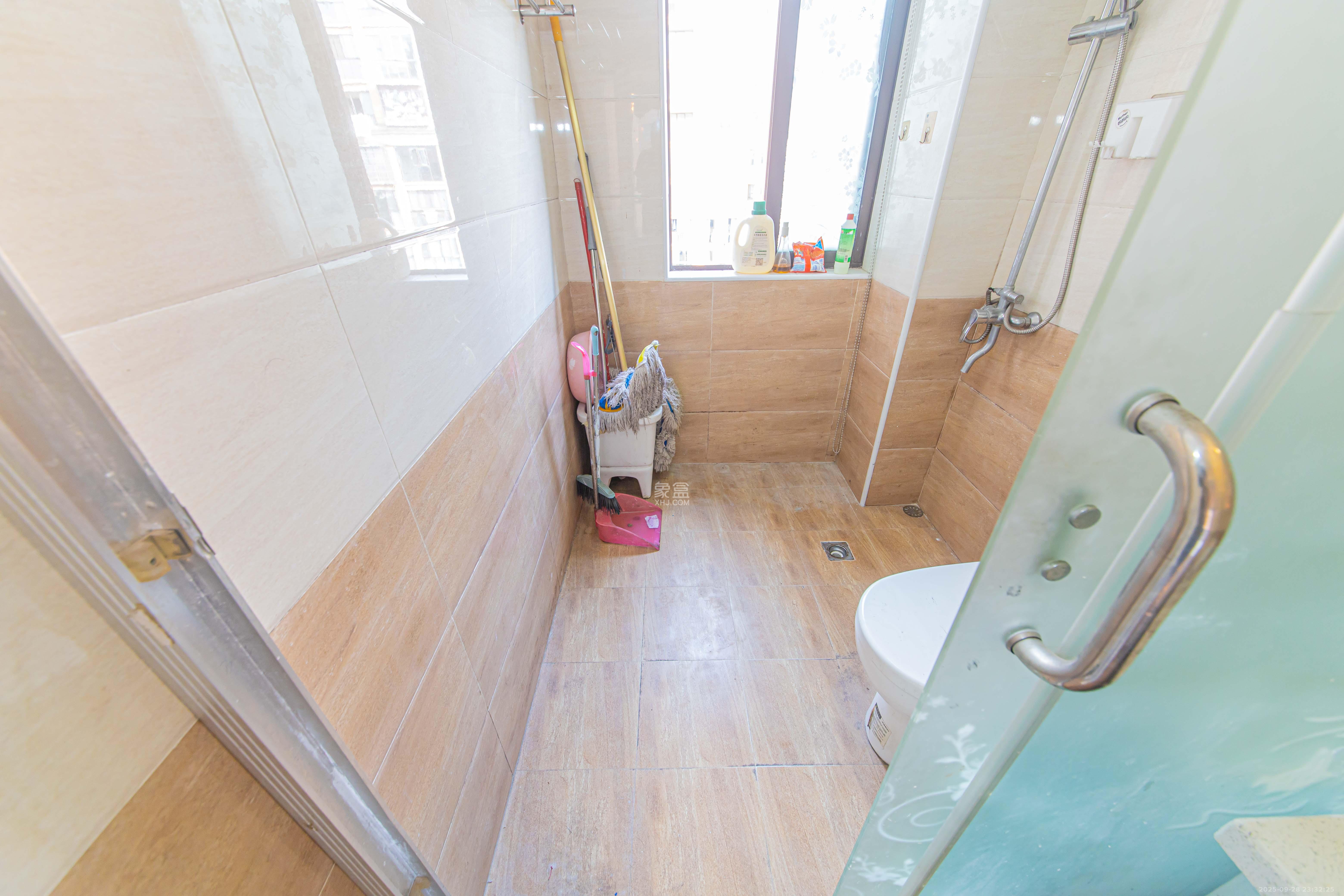 鑫远和城(一、二期)  5室2厅2卫    125.0万 鑫远和城(一、二期)  5室2厅2卫    125.0万卫生间