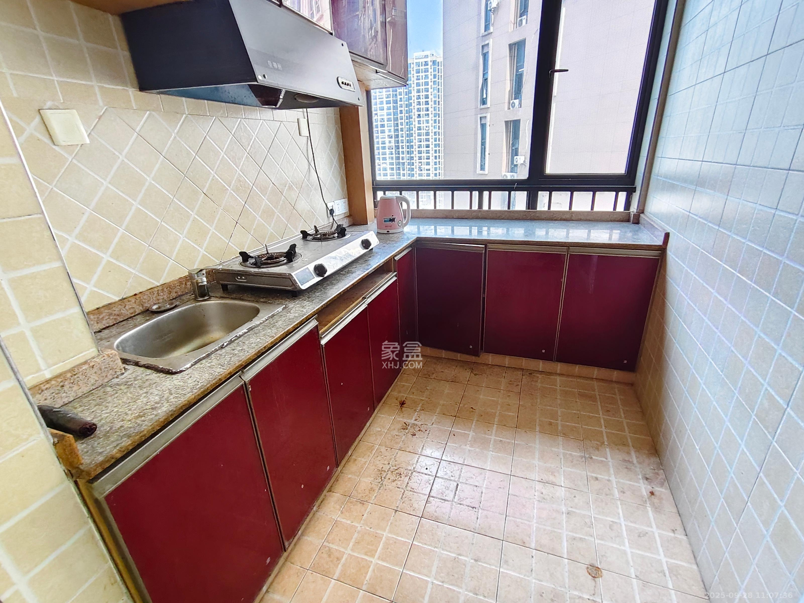 融圣国际 2室2厅1卫 2400.0元/月 融圣国际 2室2厅1卫 2400.0元/月室内图