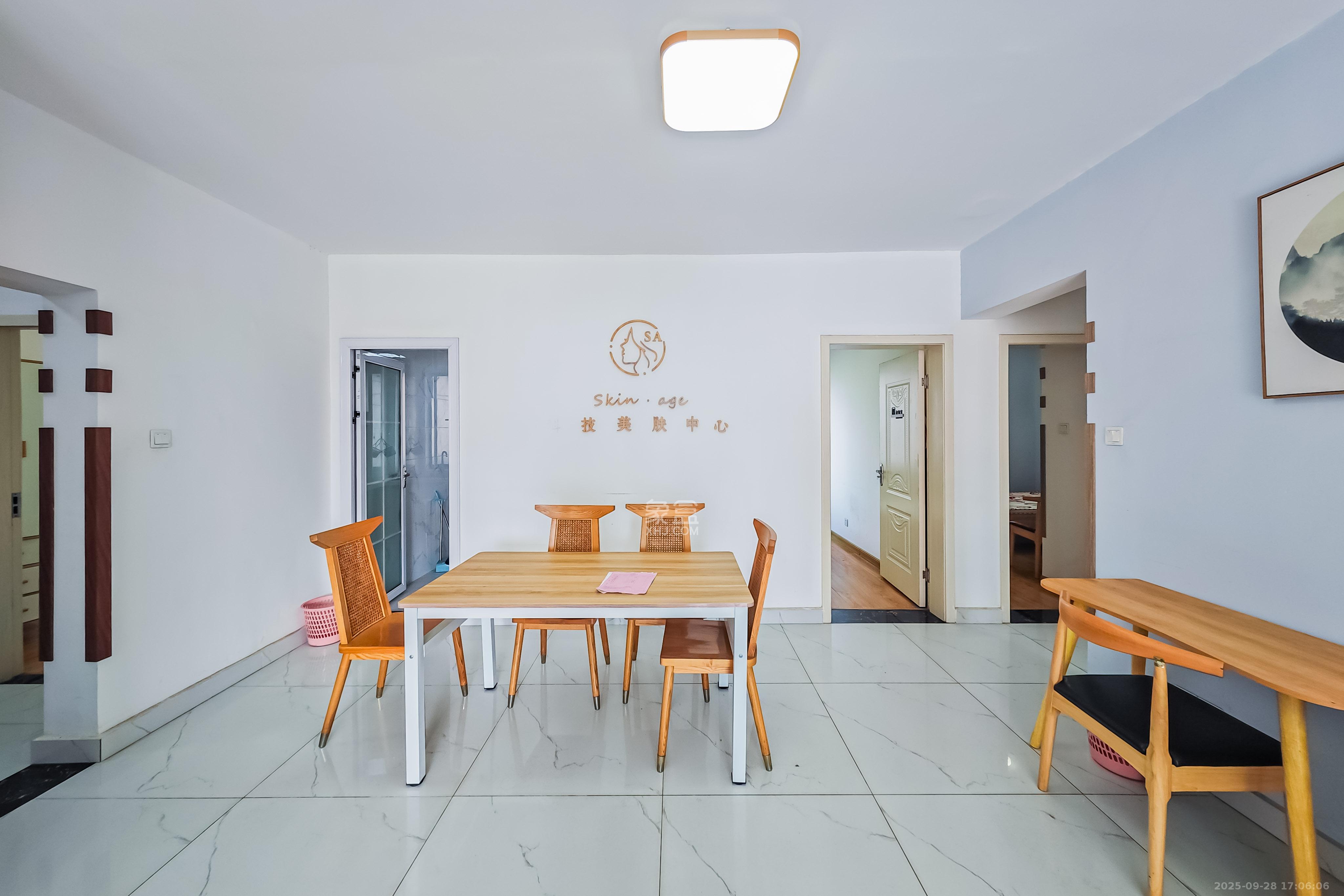 半山壹号 4室2厅2卫 125.0万 半山壹号 4室2厅2卫 125.0万客厅