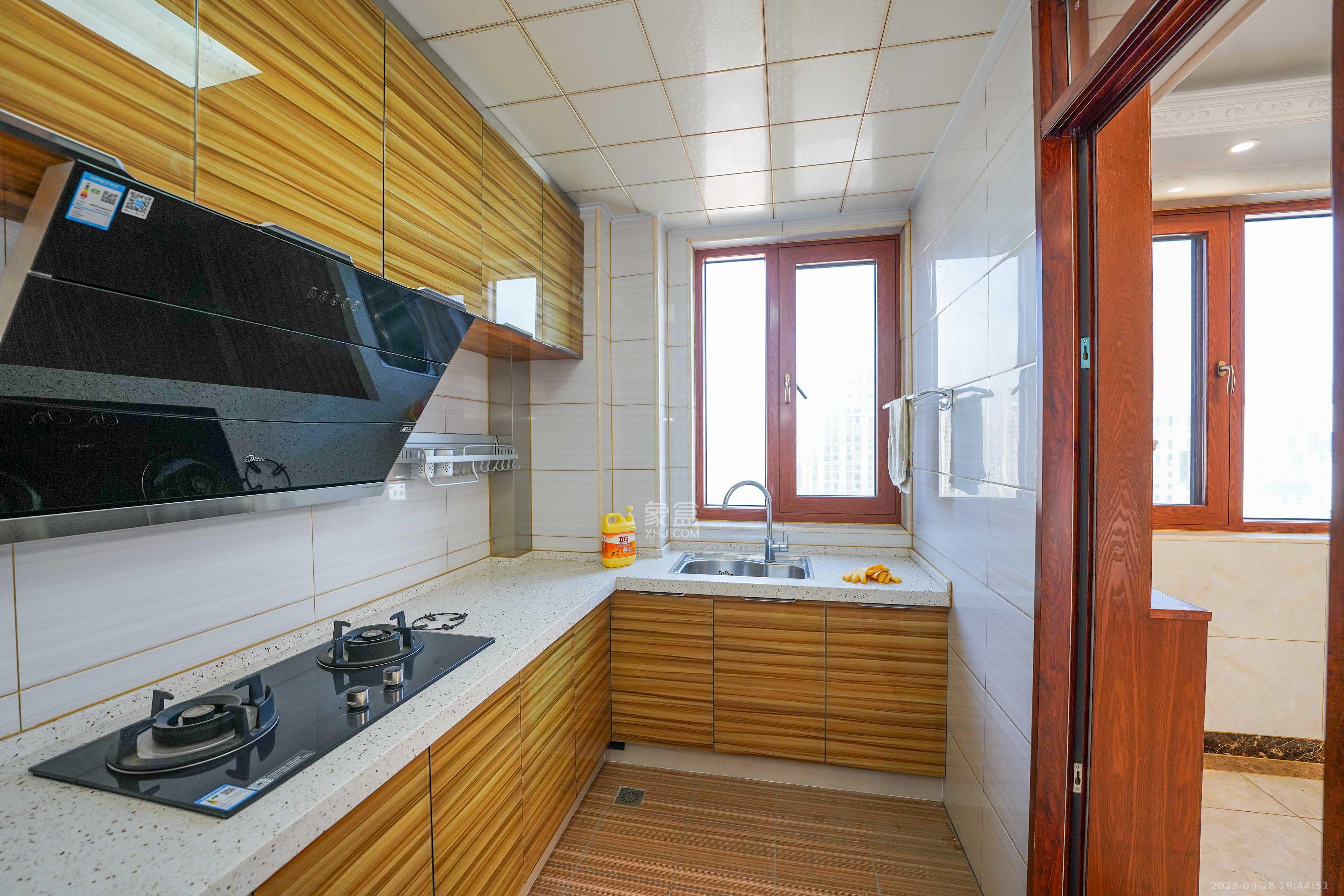 丽发新城  3室2厅2卫    99.0万厨房