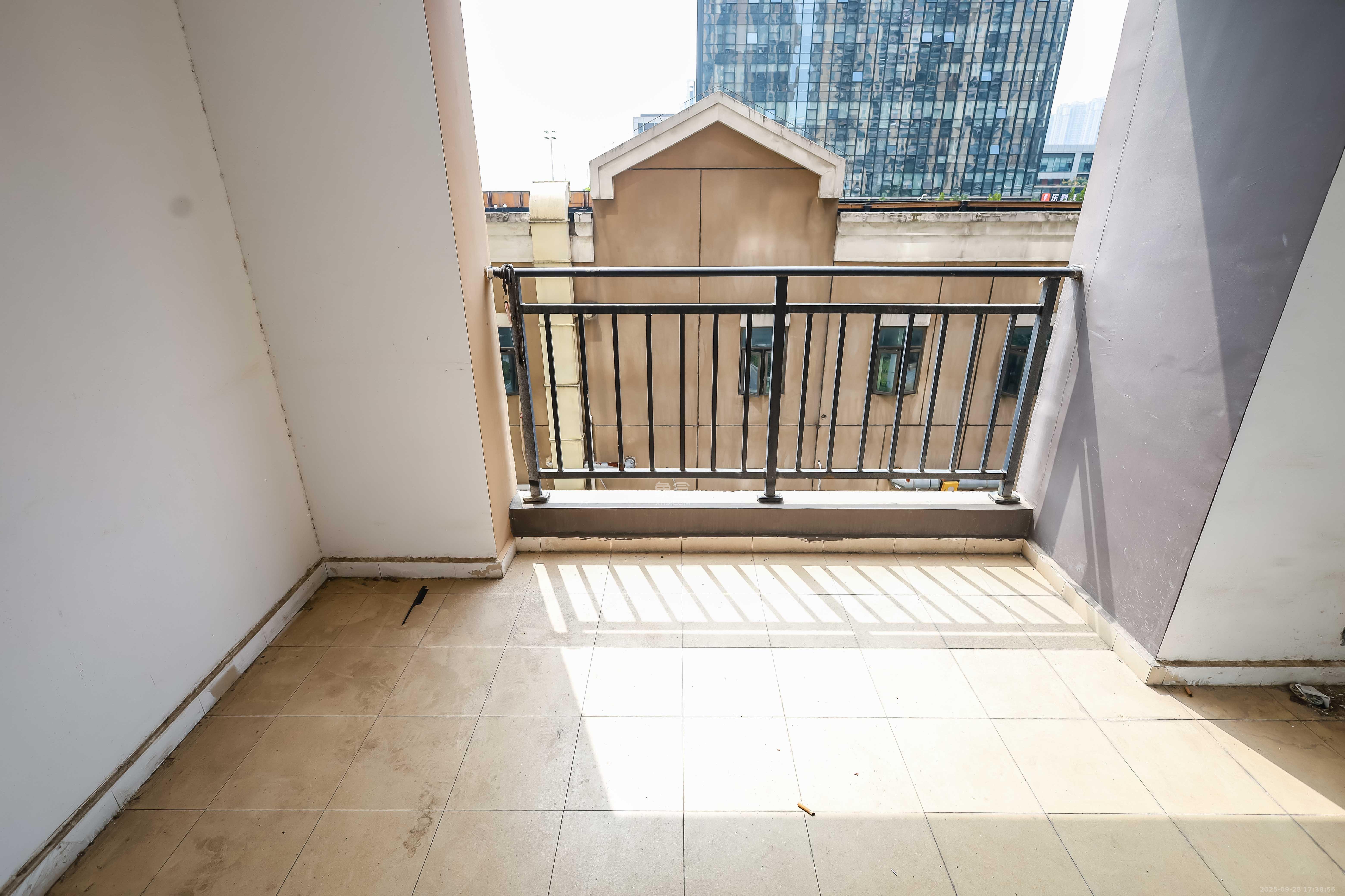 麓谷小镇 3室1厅1卫 47.8万 麓谷小镇 3室1厅1卫 47.8万阳台