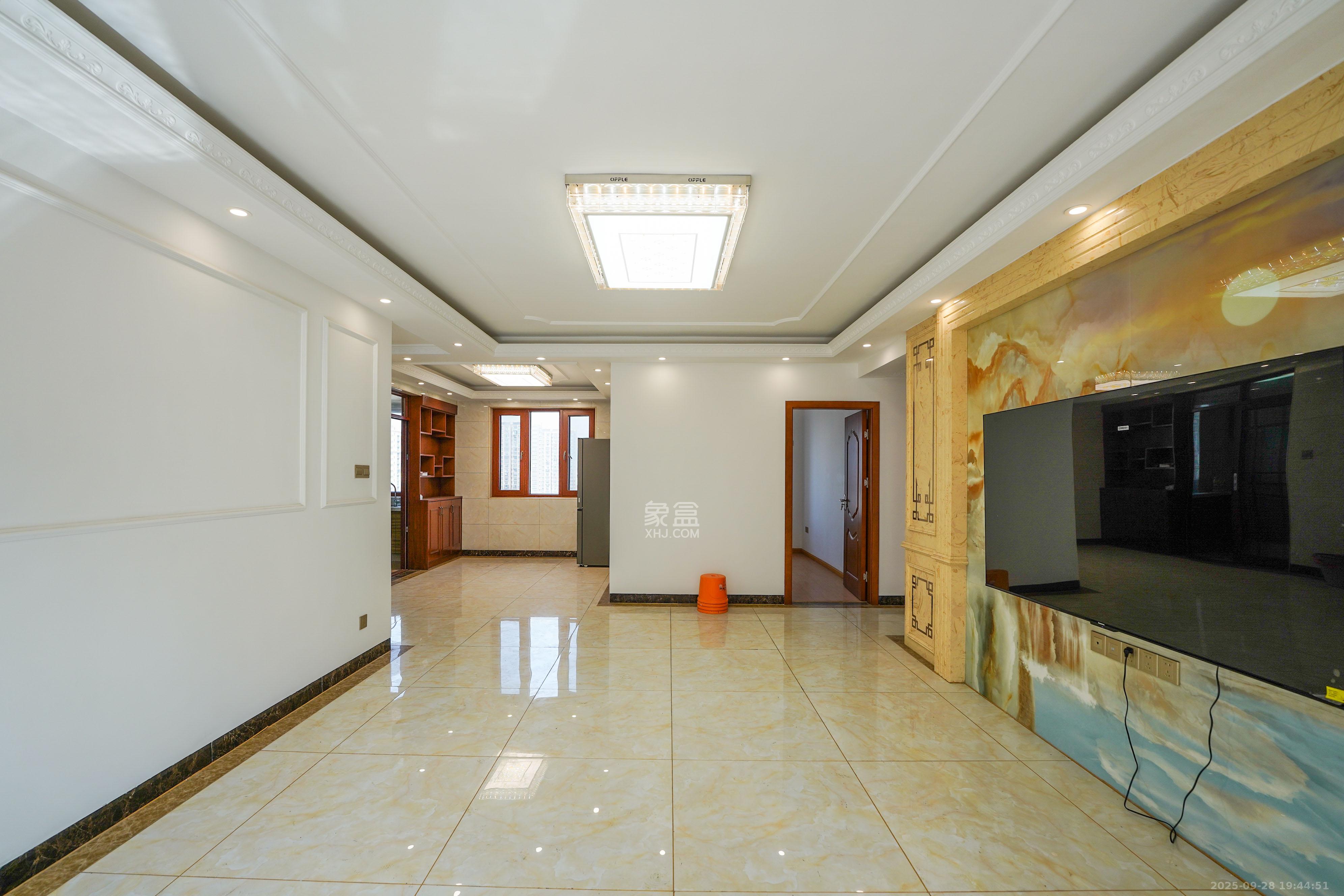 丽发新城 3室2厅2卫 99.0万 丽发新城 3室2厅2卫 99.0万客厅