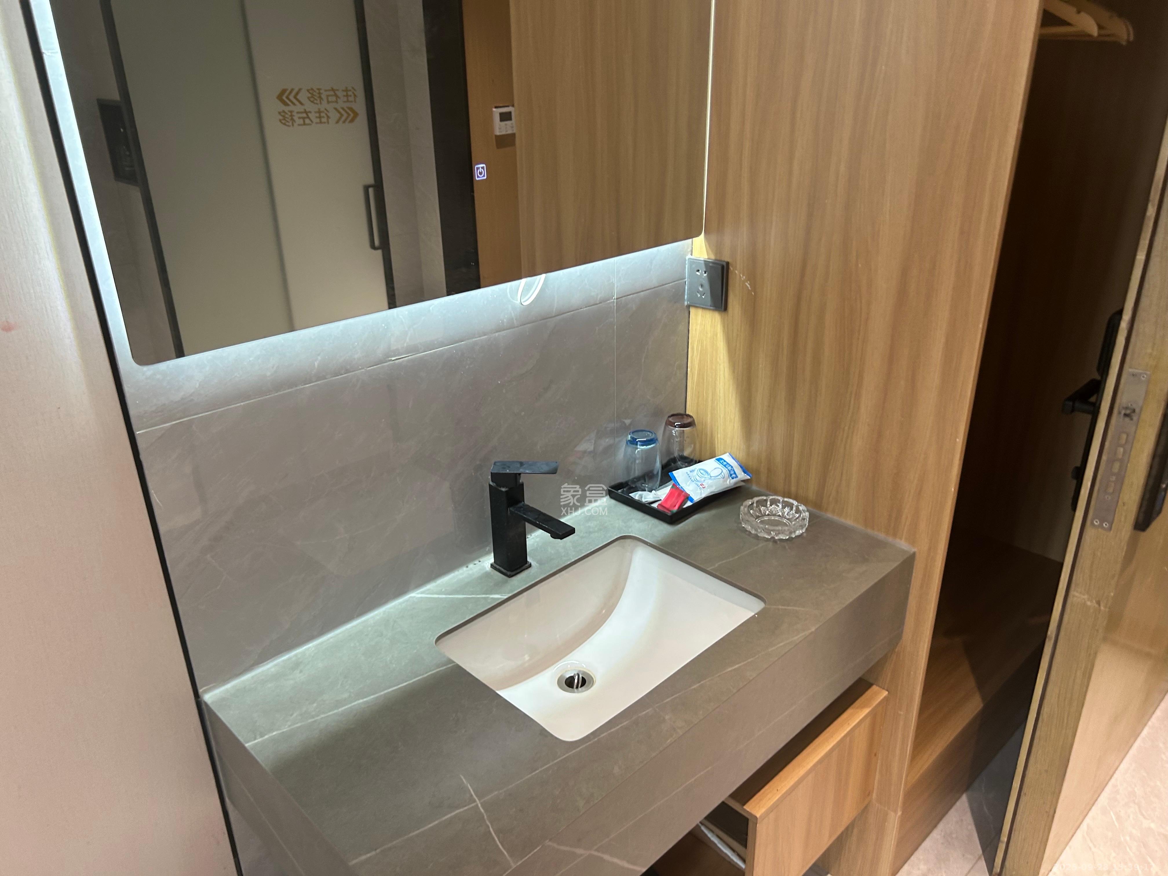 福晟翡翠湾 1室1厅1卫 1800.0元/月 福晟翡翠湾 1室1厅1卫 1800.0元/月室内图