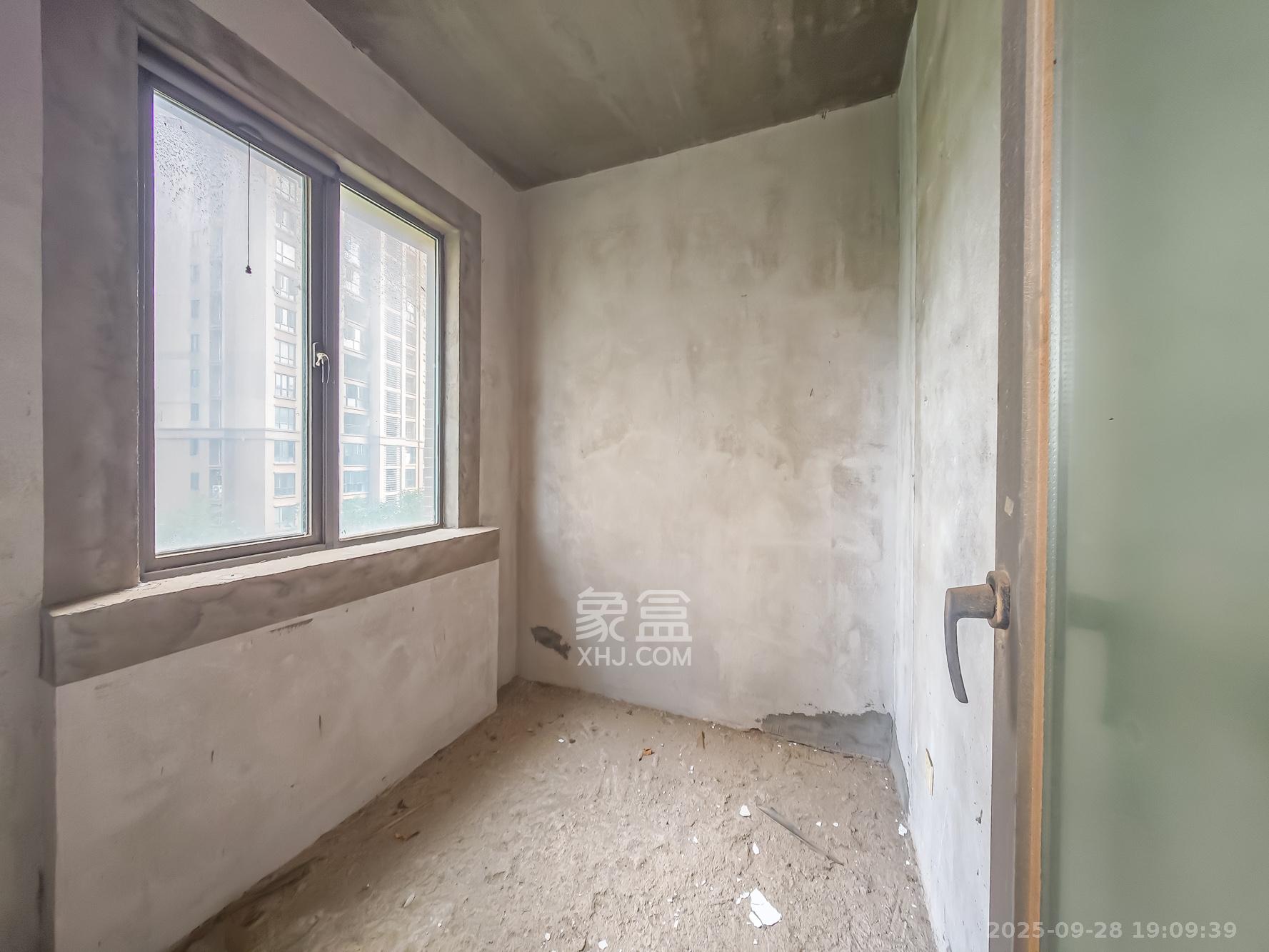 湘诚德峰小区B区  4室2厅2卫    110.8万其他