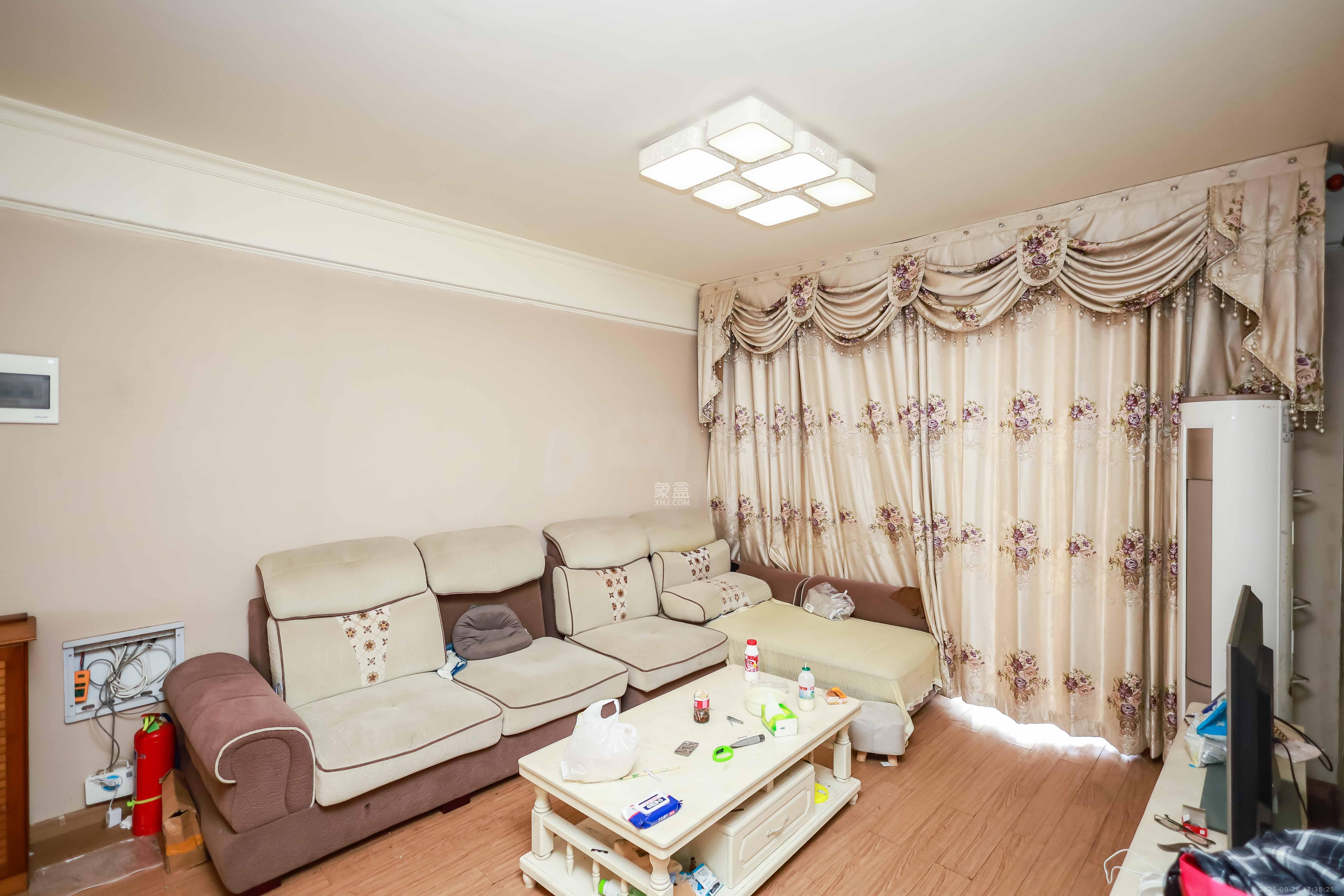 麓谷小镇  3室2厅2卫    68.0万 麓谷小镇  3室2厅2卫    68.0万客厅