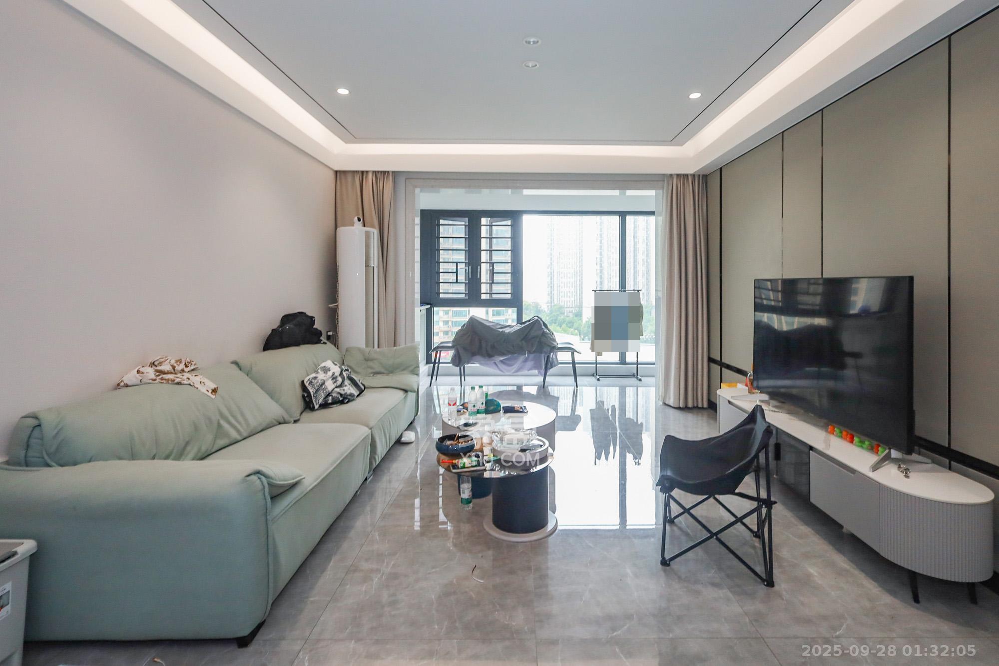 卓越中寰 4室2厅2卫 245.0万 卓越中寰 4室2厅2卫 245.0万客厅