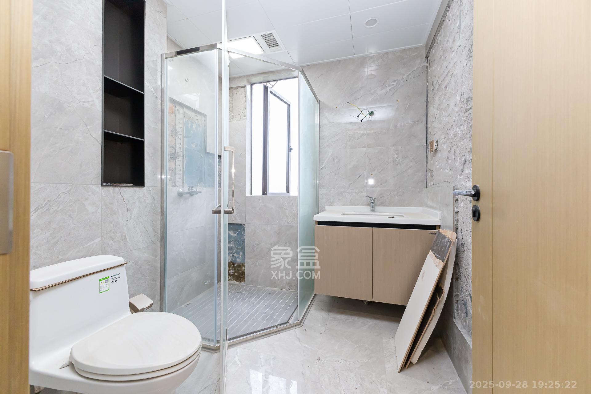 润和湘江天地天悦湾  4室2厅2卫    210.0万卫生间