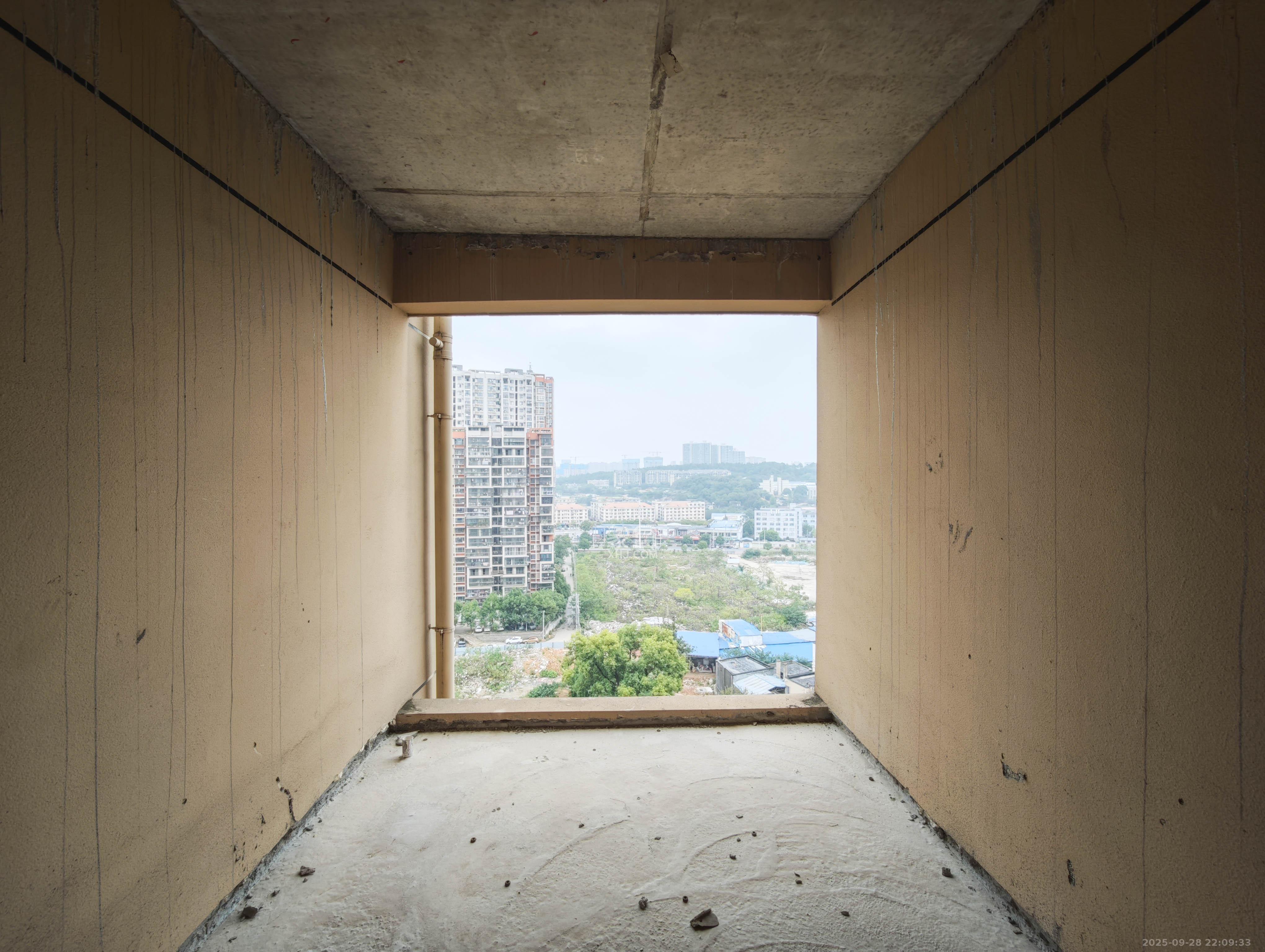 西湖鸿运佳苑 4室2厅2卫 135.0万 西湖鸿运佳苑 4室2厅2卫 135.0万阳台