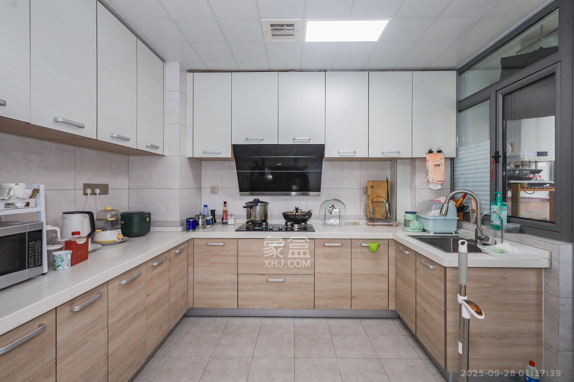 八方小区C区 4室2厅2卫 500.0万 八方小区C区 4室2厅2卫 500.0万厨房