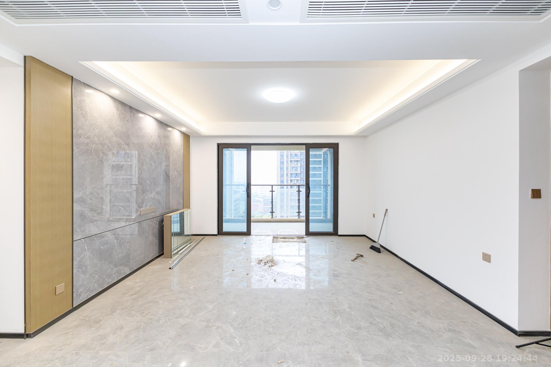 润和湘江天地天悦湾 4室2厅2卫 210.0万 润和湘江天地天悦湾 4室2厅2卫 210.0万客厅