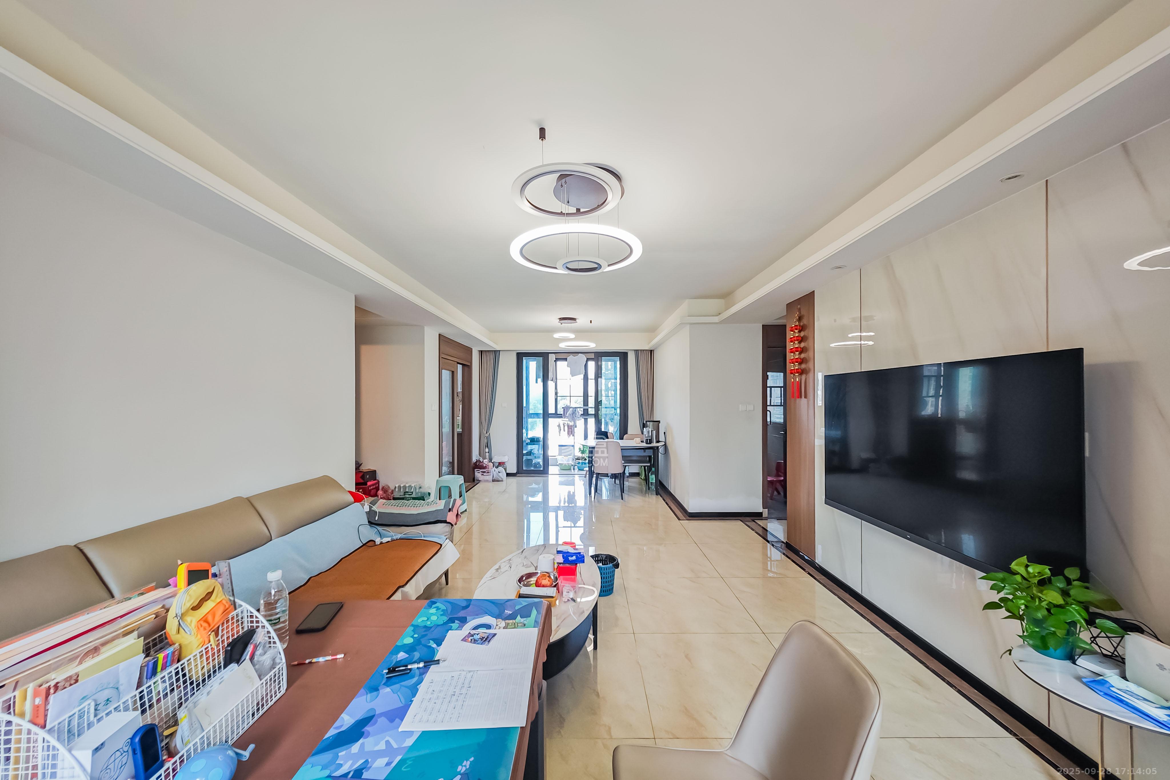 保利茉莉公馆  4室2厅2卫    182.0万客厅