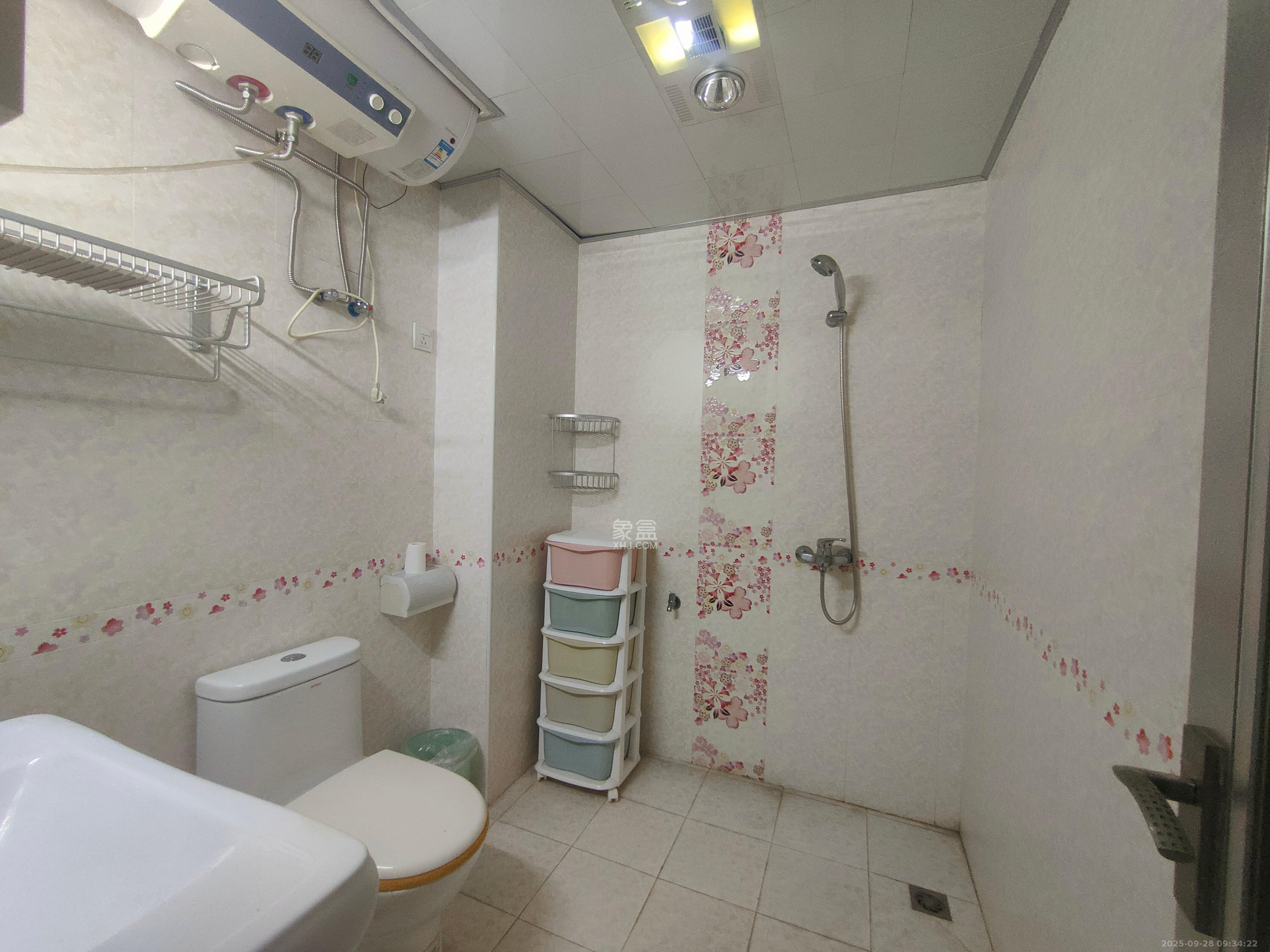 西城公寓 4室2厅2卫 2400.0元/月 西城公寓 4室2厅2卫 2400.0元/月室内图