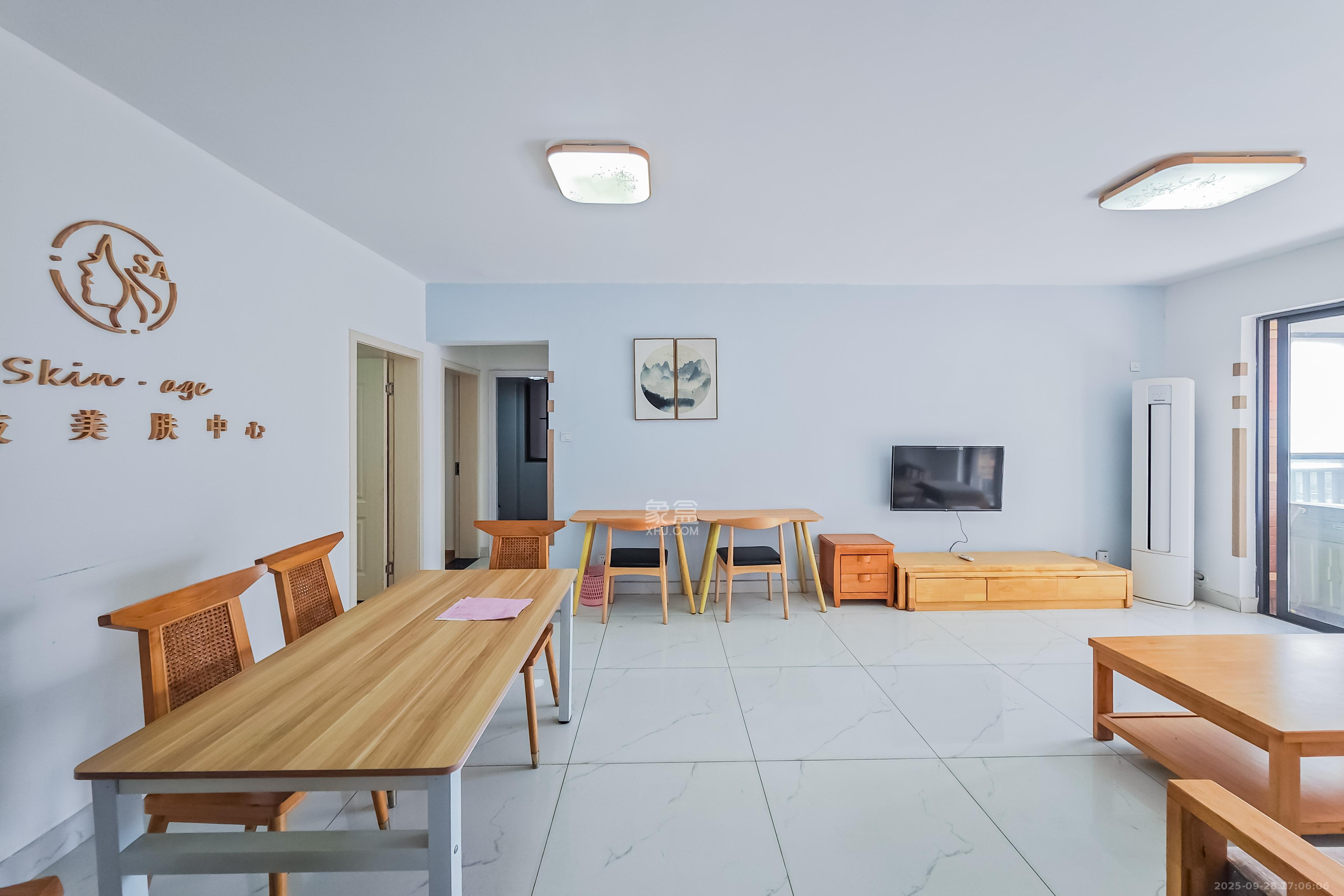 半山壹号 4室2厅2卫 125.0万 半山壹号 4室2厅2卫 125.0万客厅