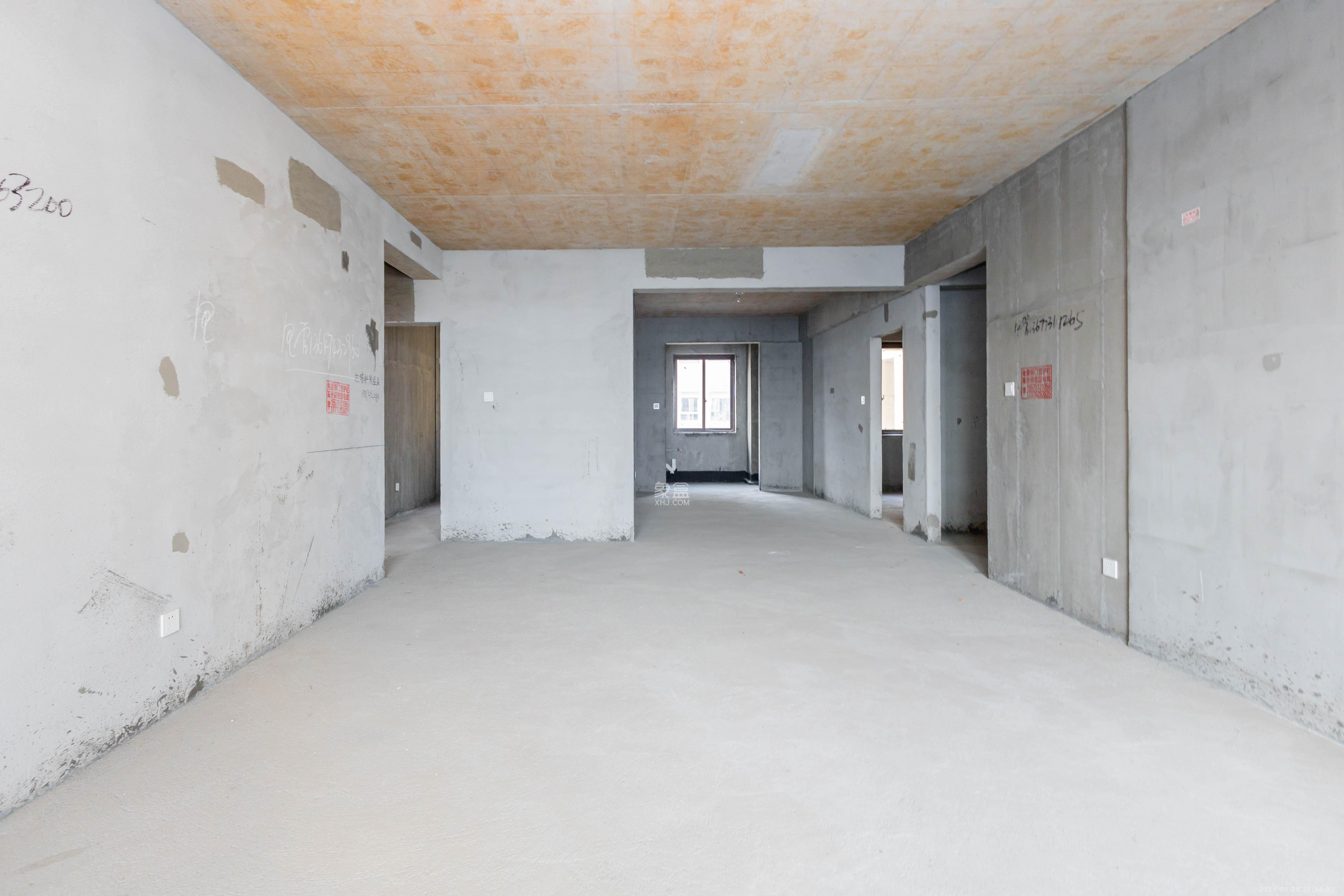 东方美地  4室2厅2卫    108.0万客厅