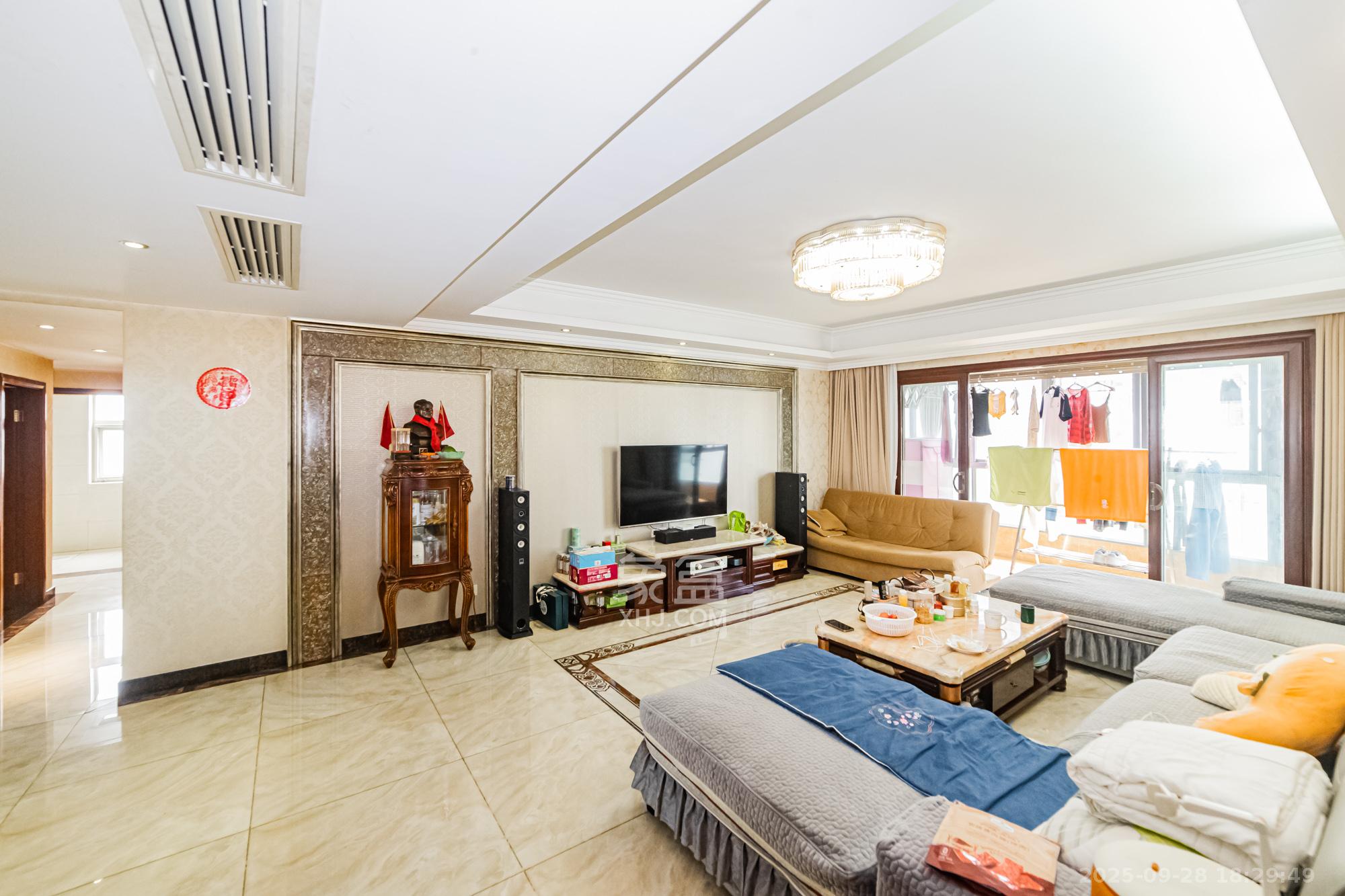 北辰三角洲D3区 5室2厅2卫 290.0万 北辰三角洲D3区 5室2厅2卫 290.0万客厅