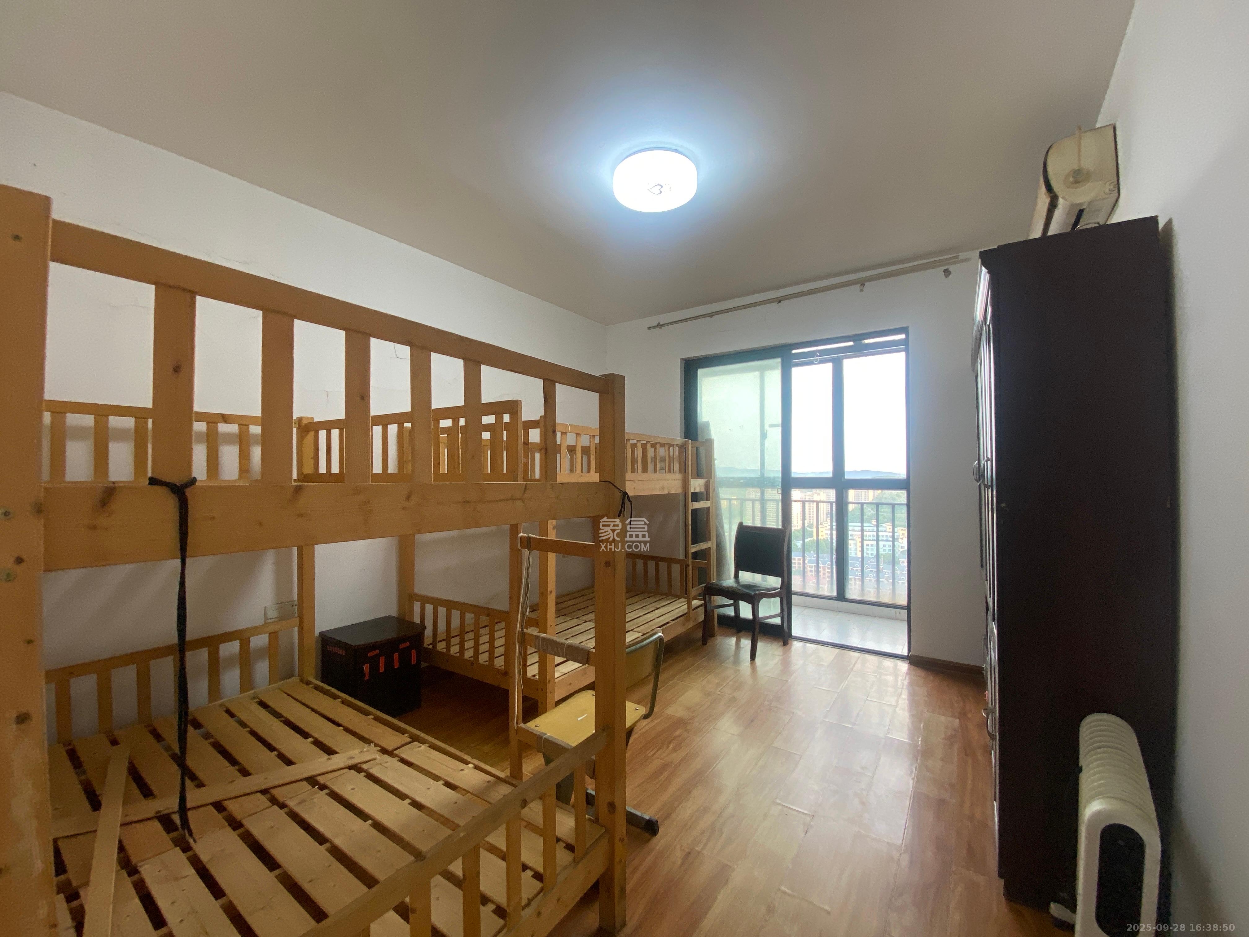 南庭城果 5室2厅2卫 2600.0元/月 南庭城果 5室2厅2卫 2600.0元/月室内图