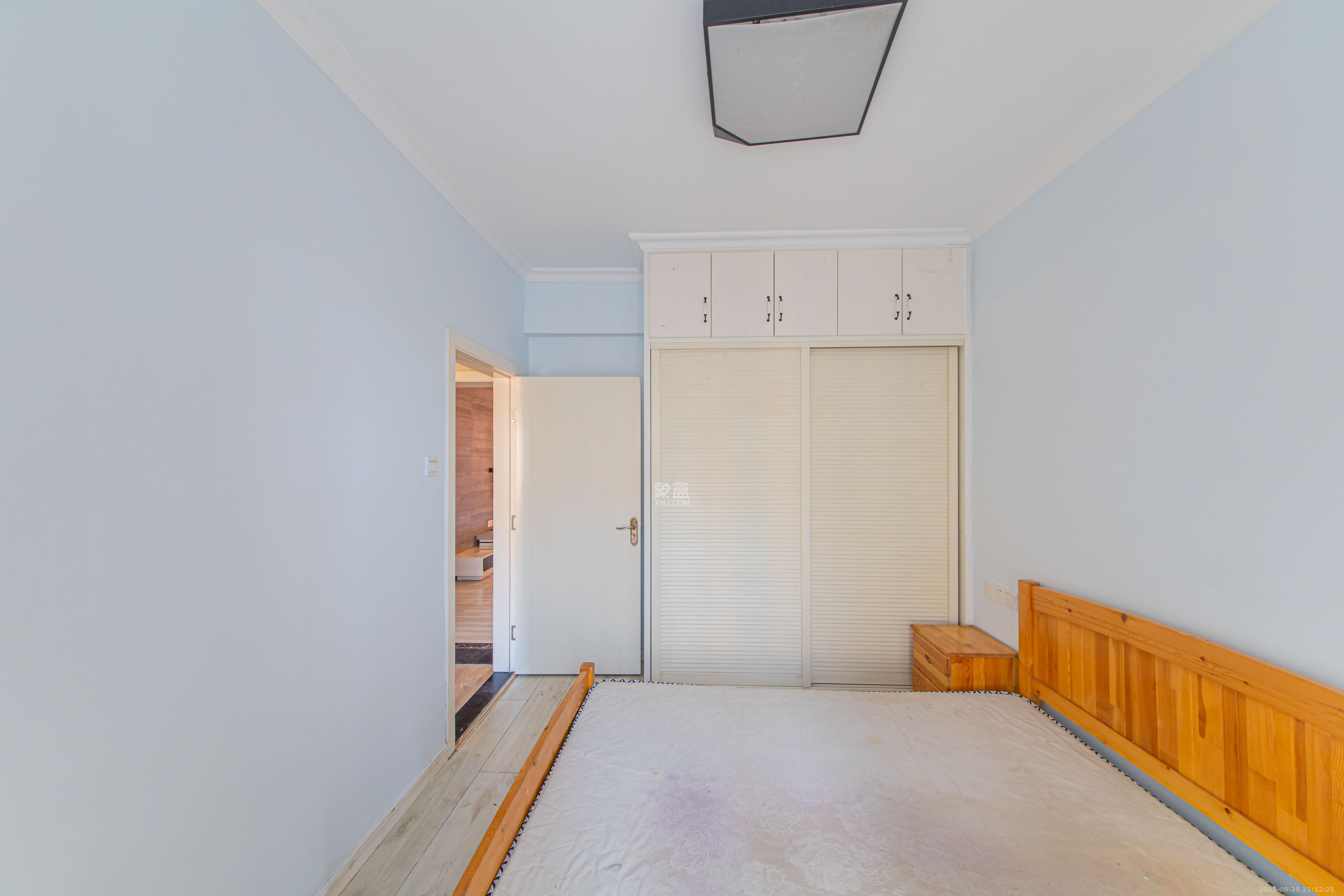 鑫远和城(一、二期)  5室2厅2卫    125.0万 鑫远和城(一、二期)  5室2厅2卫    125.0万卧室