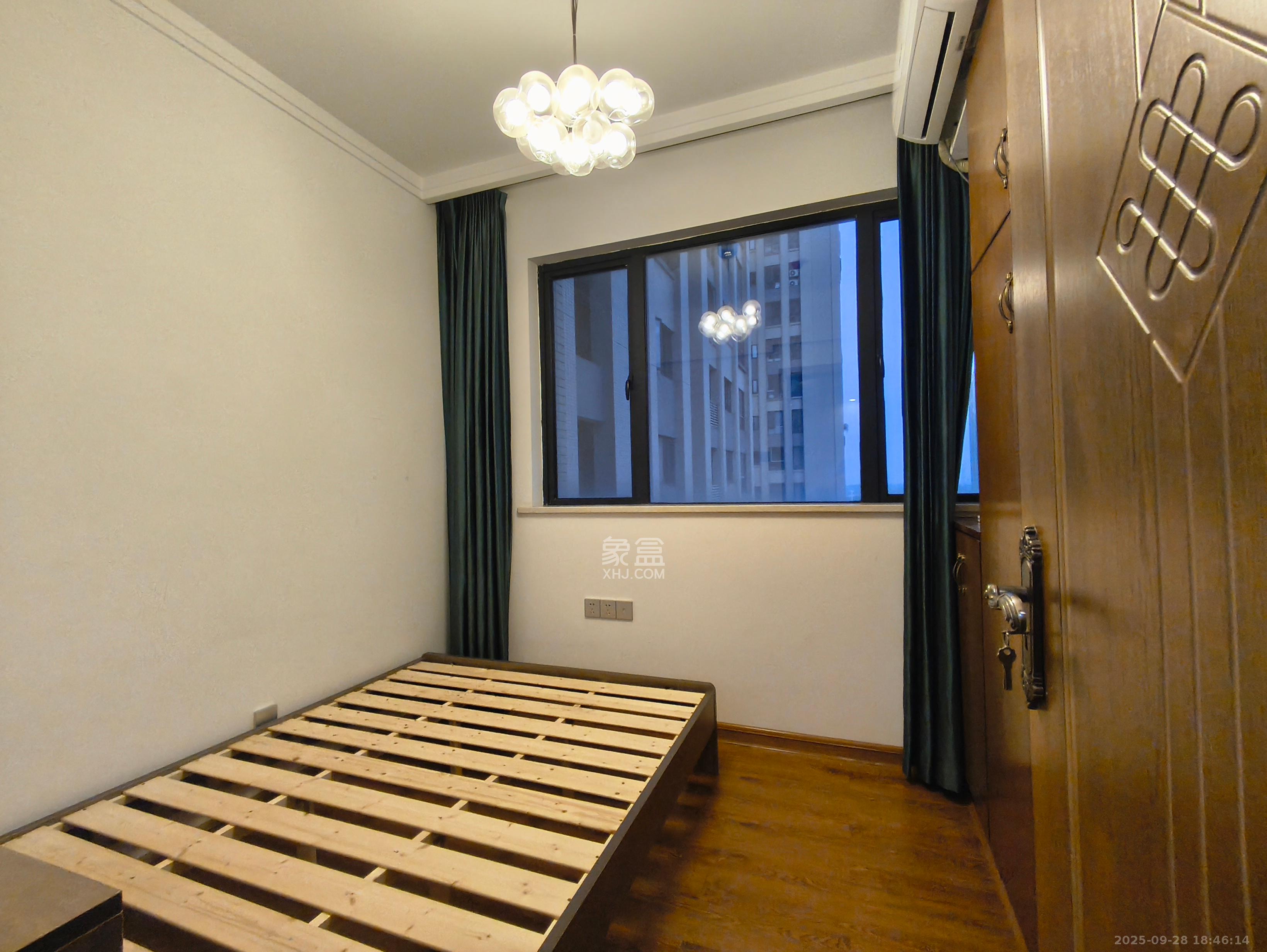 长房半岛蓝湾（观山月）  2室2厅1卫    2200.0元/月室内图