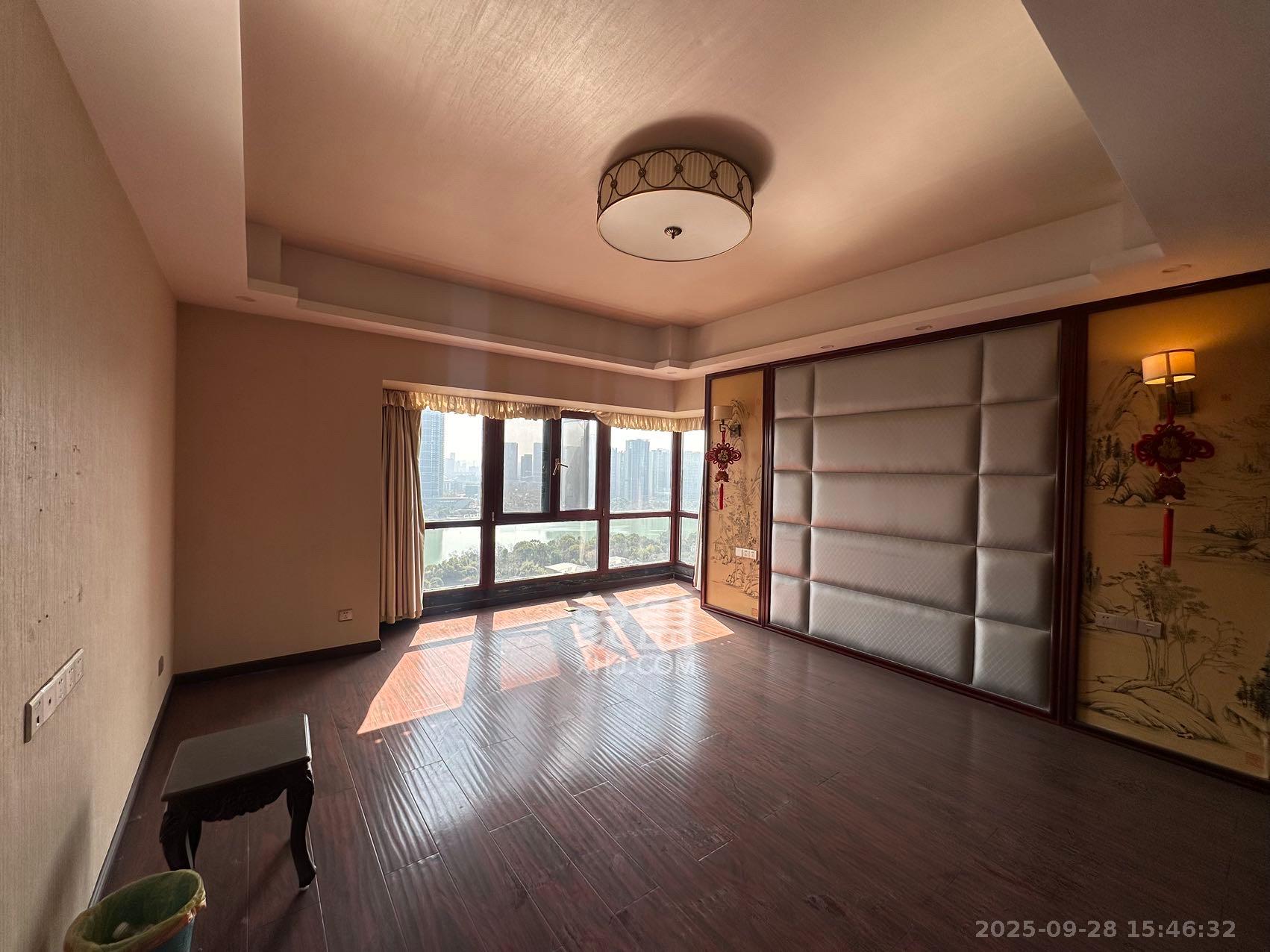 藏珑湖上国际花园  4室2厅3卫    8600.0元/月室内图