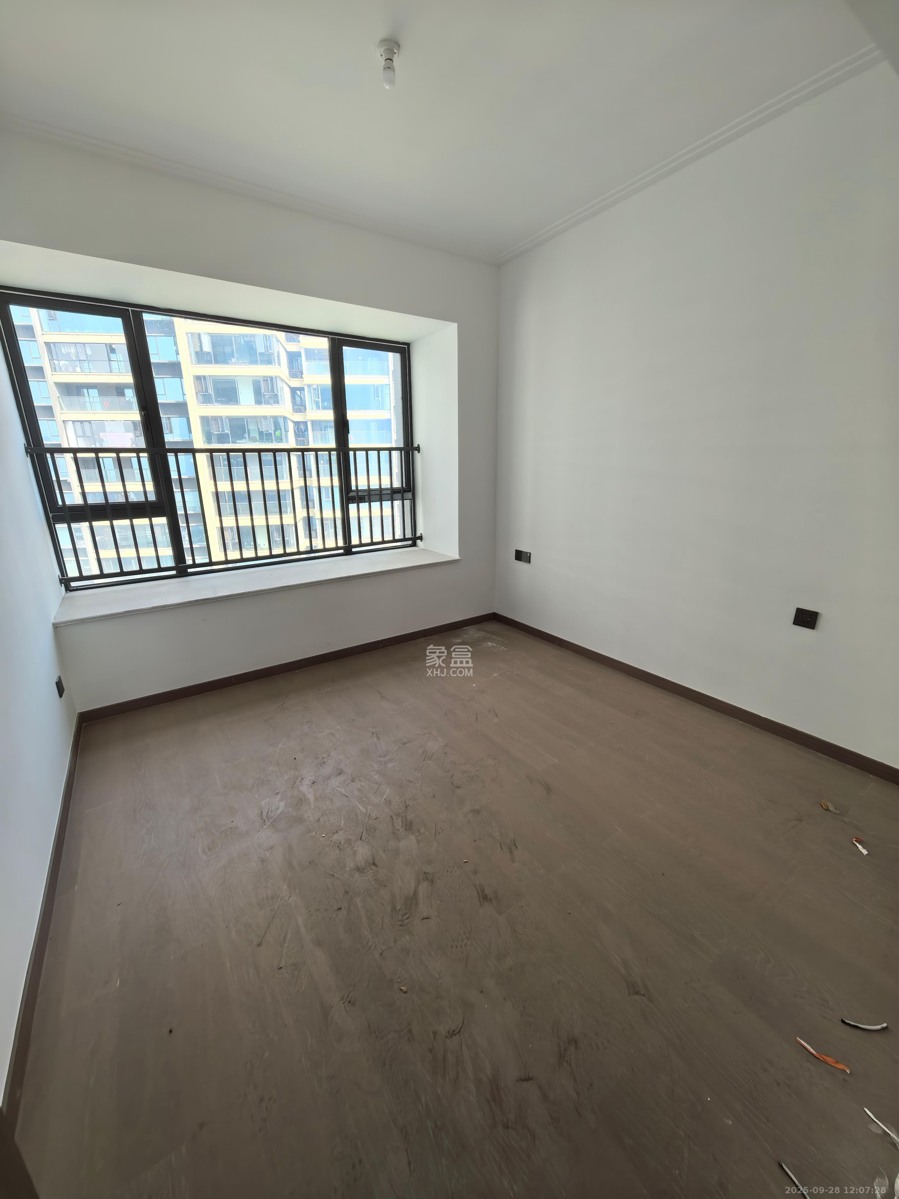 绿地V岛  4室2厅2卫    4000.0元/月室内图