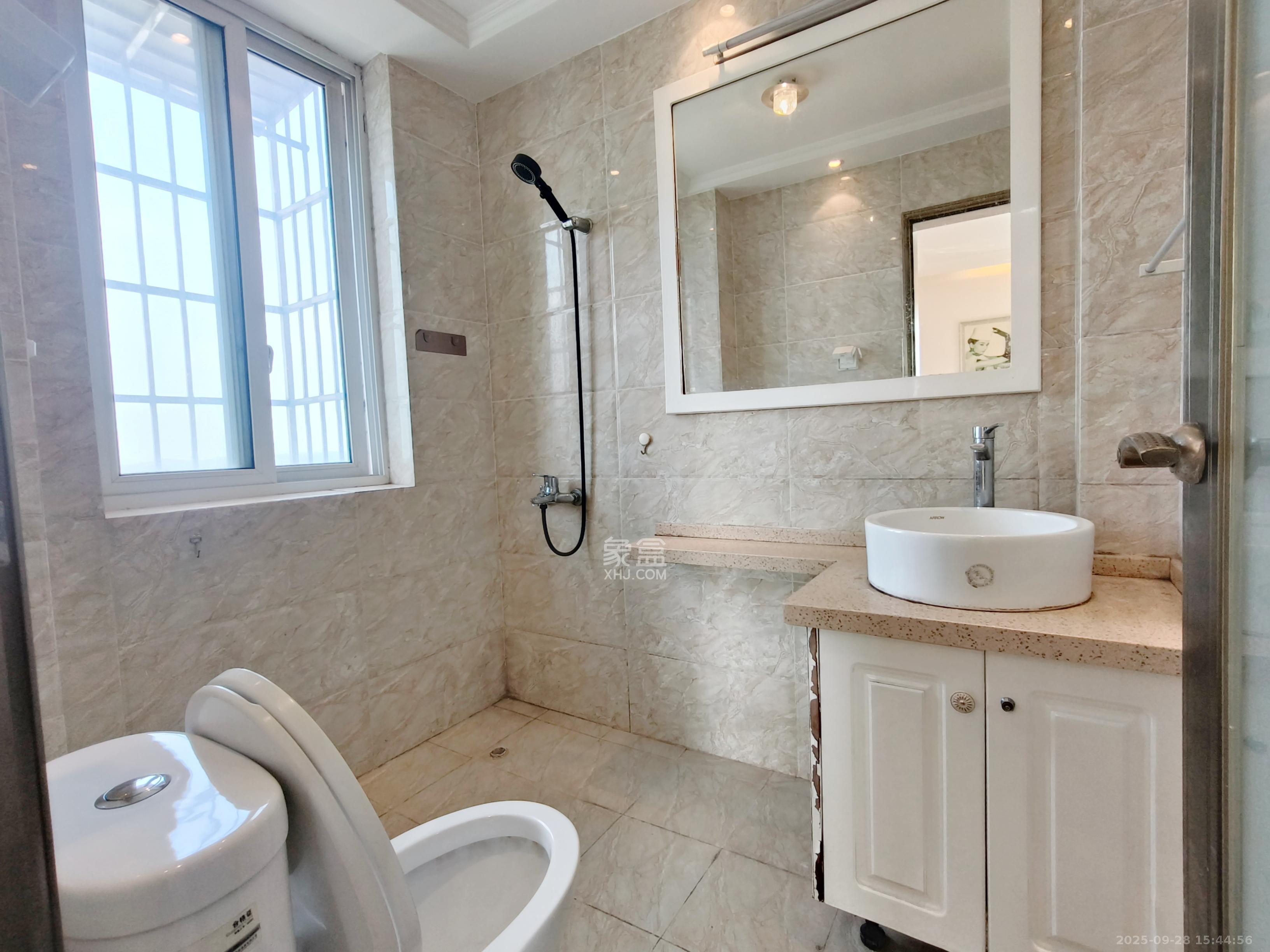 爱琴海岸  3室2厅2卫    2300.0元/月室内图