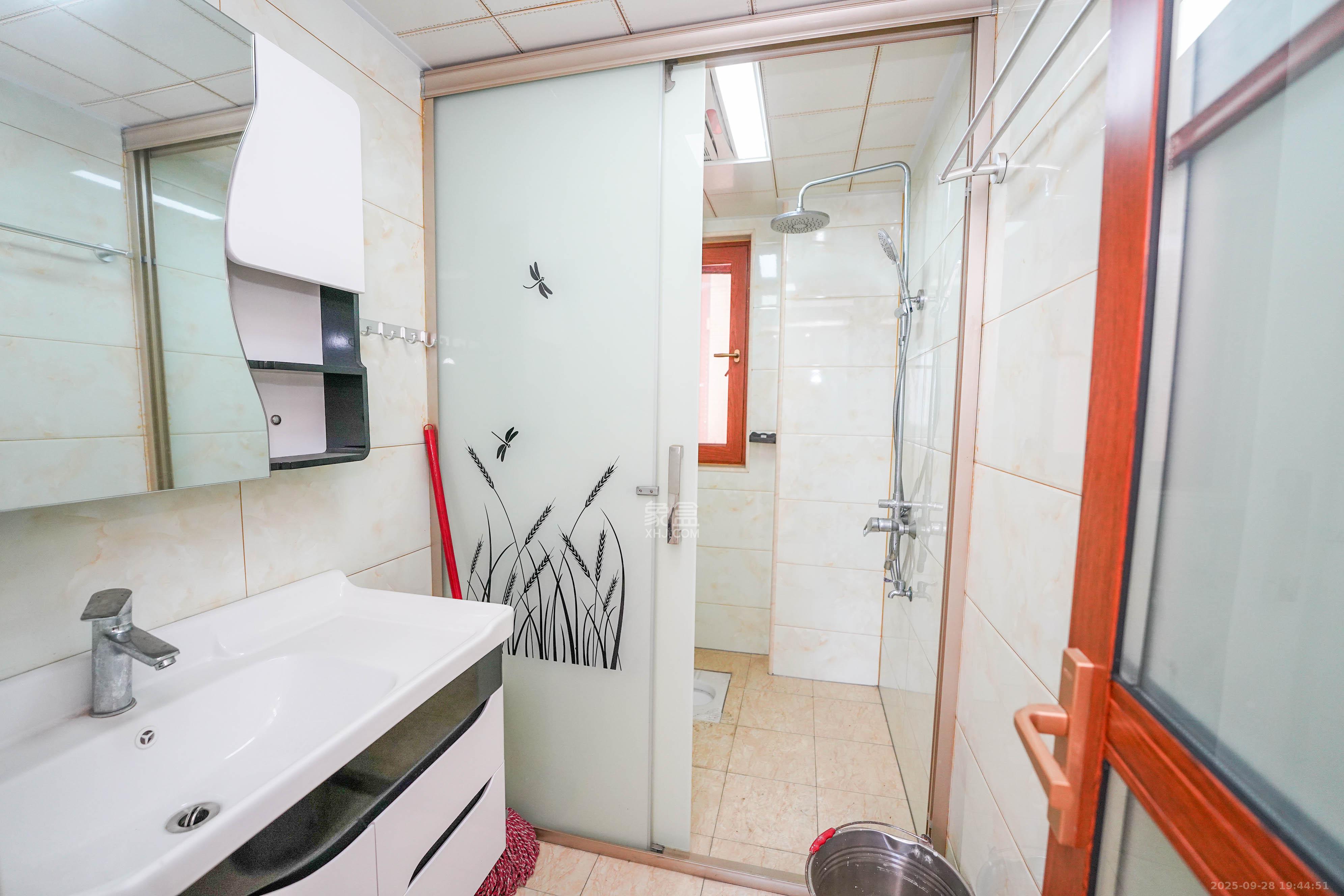 丽发新城  3室2厅2卫    99.0万卫生间