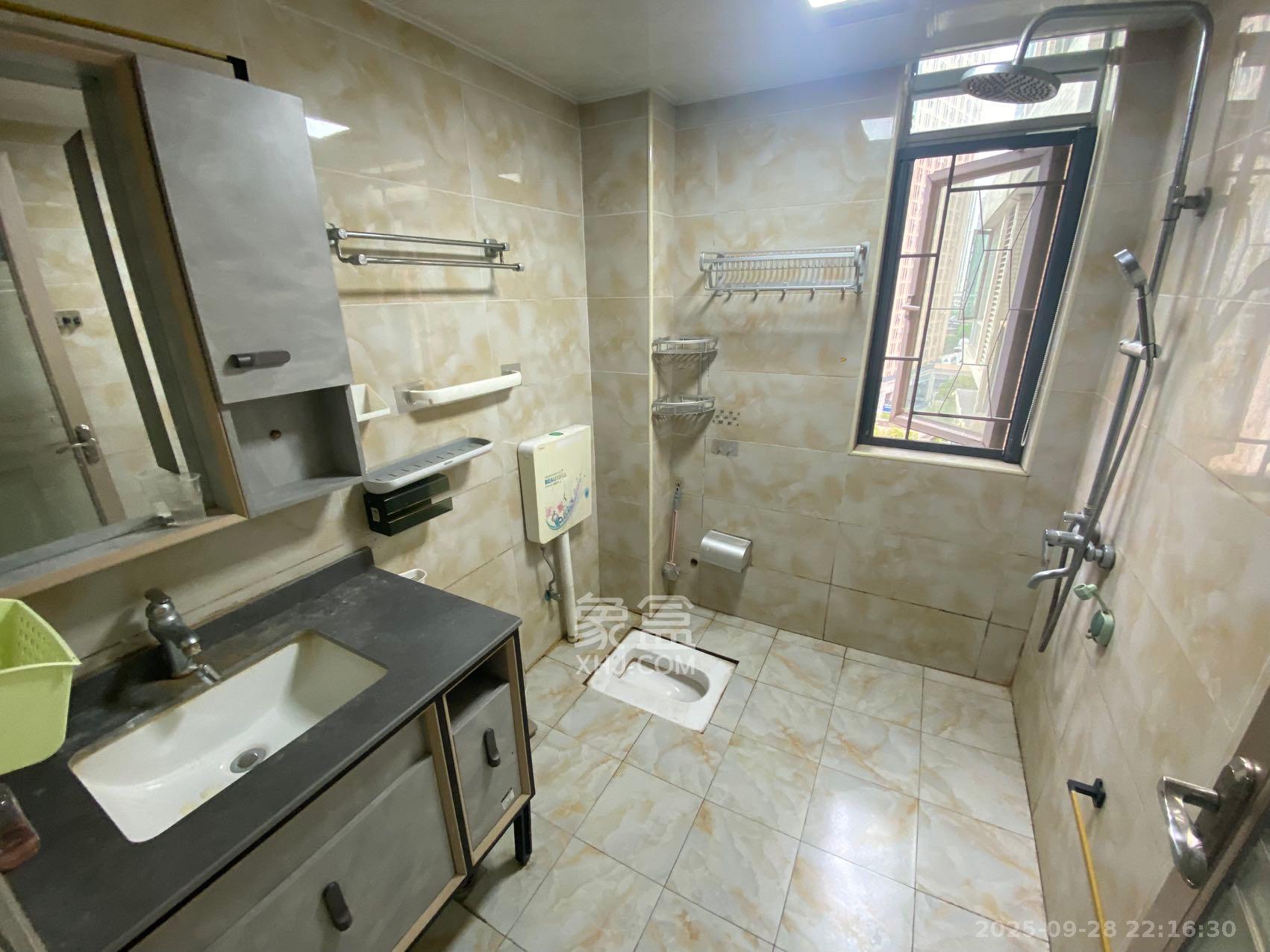 新城新世界一二三期 2室2厅1卫 2000.0元/月 新城新世界一二三期 2室2厅1卫 2000.0元/月室内图