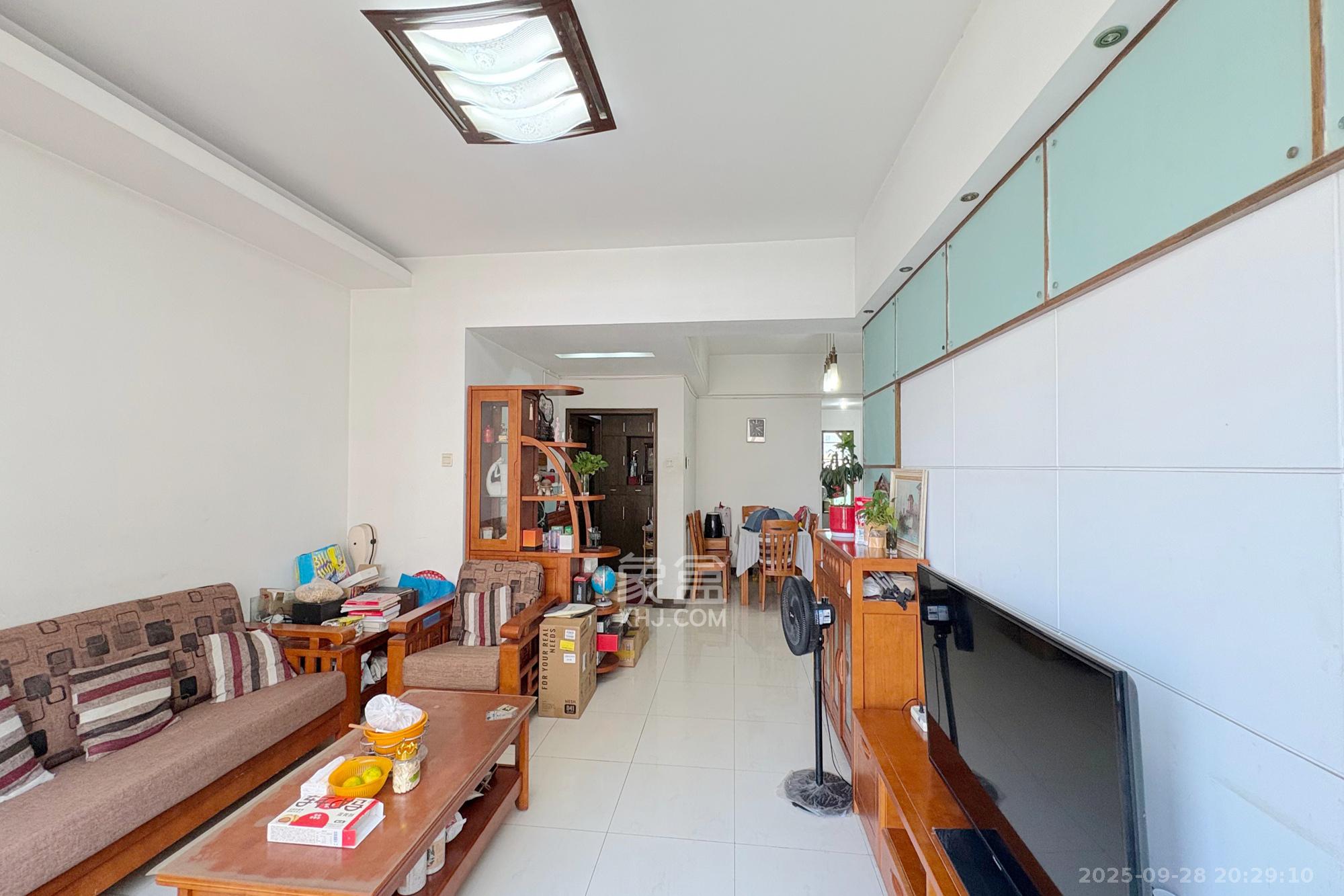 京电花园  3室2厅2卫    122.0万客厅