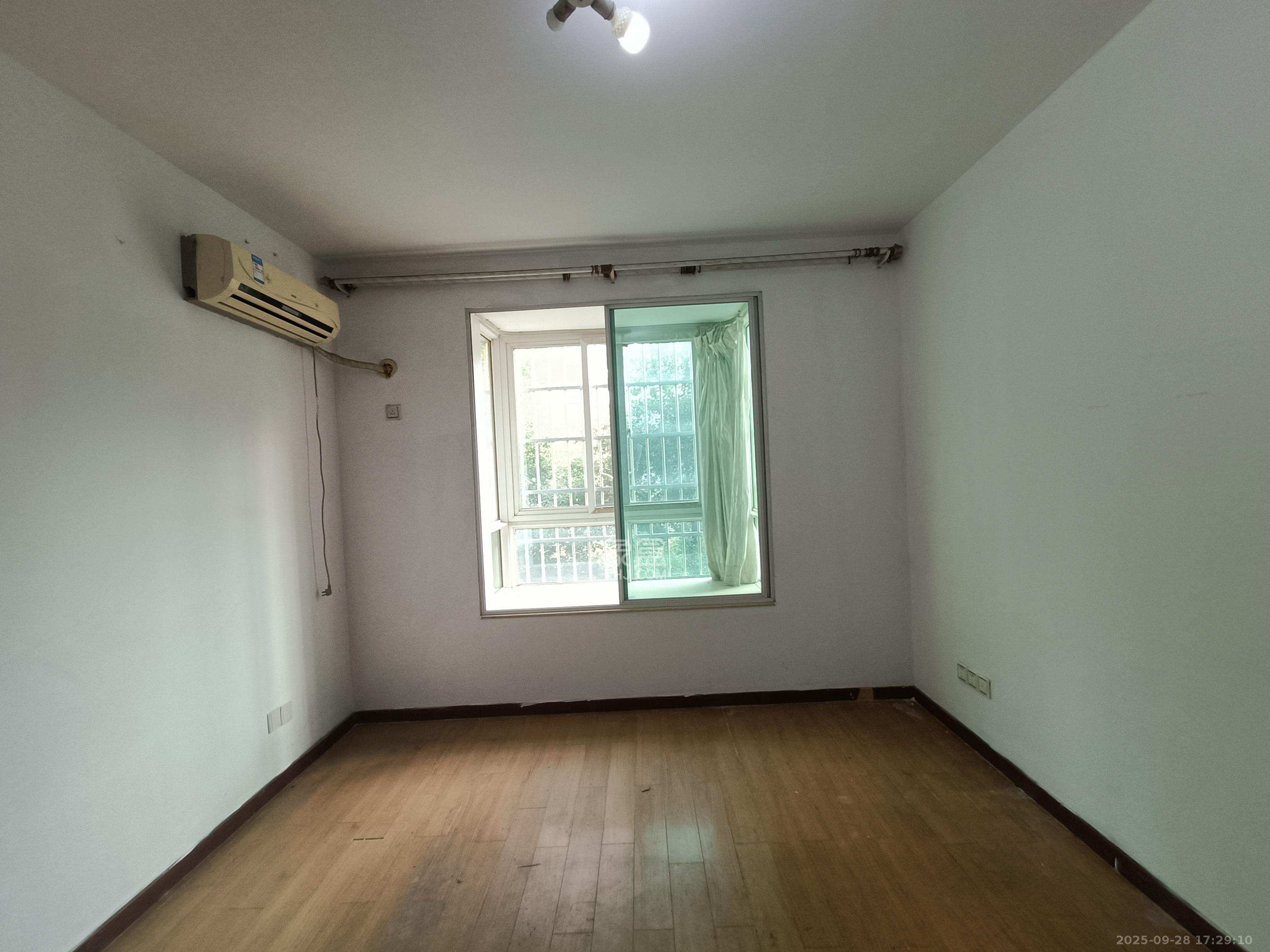 泰禹家园(彩云之翼家园一期、二期、三期) 3室2厅2卫 2000.0元/月 泰禹家园(彩云之翼家园一期、二期、三期) 3室2厅2卫 2000.0元/月室内图