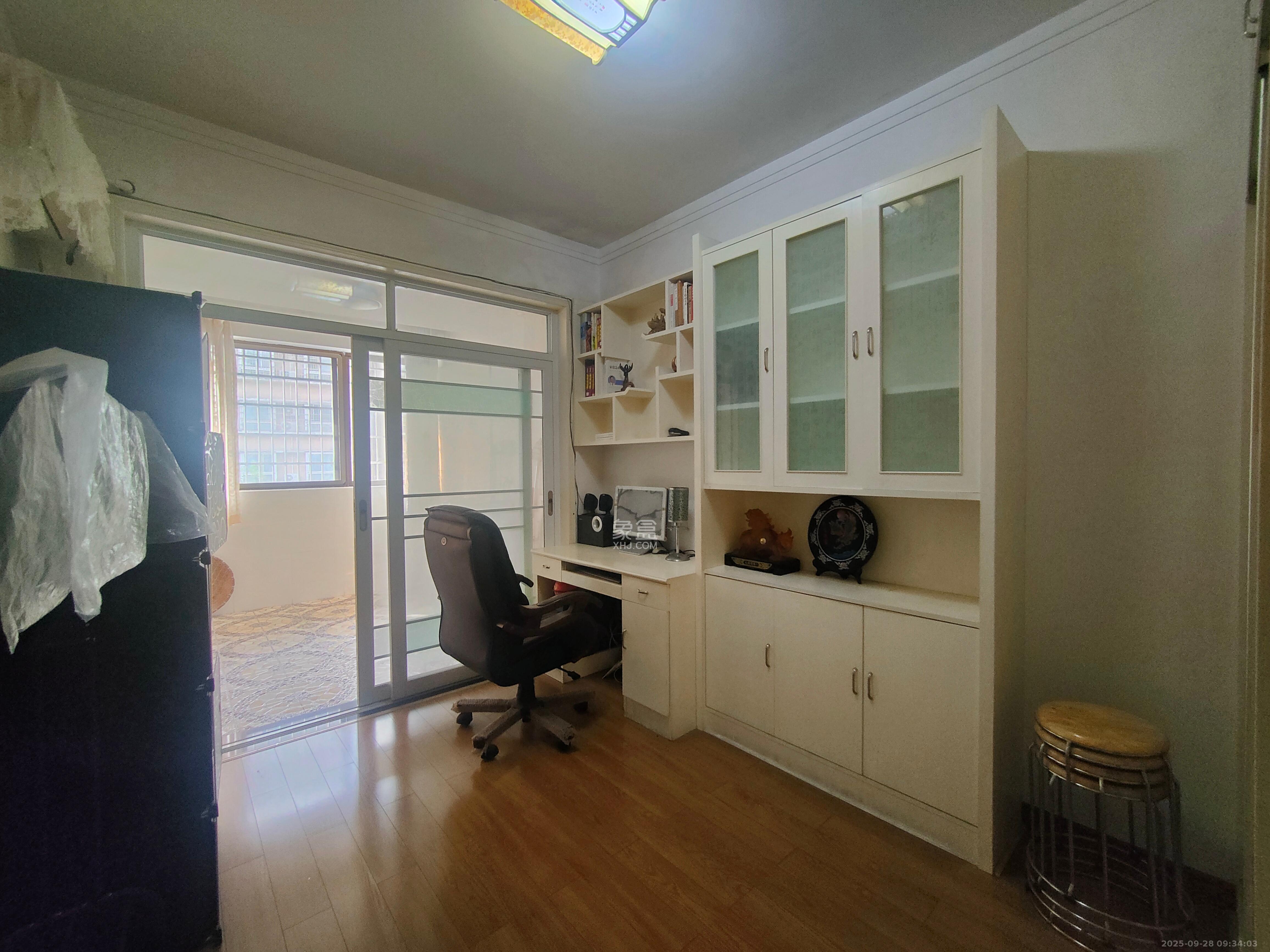 西城公寓 4室2厅2卫 2400.0元/月 西城公寓 4室2厅2卫 2400.0元/月室内图