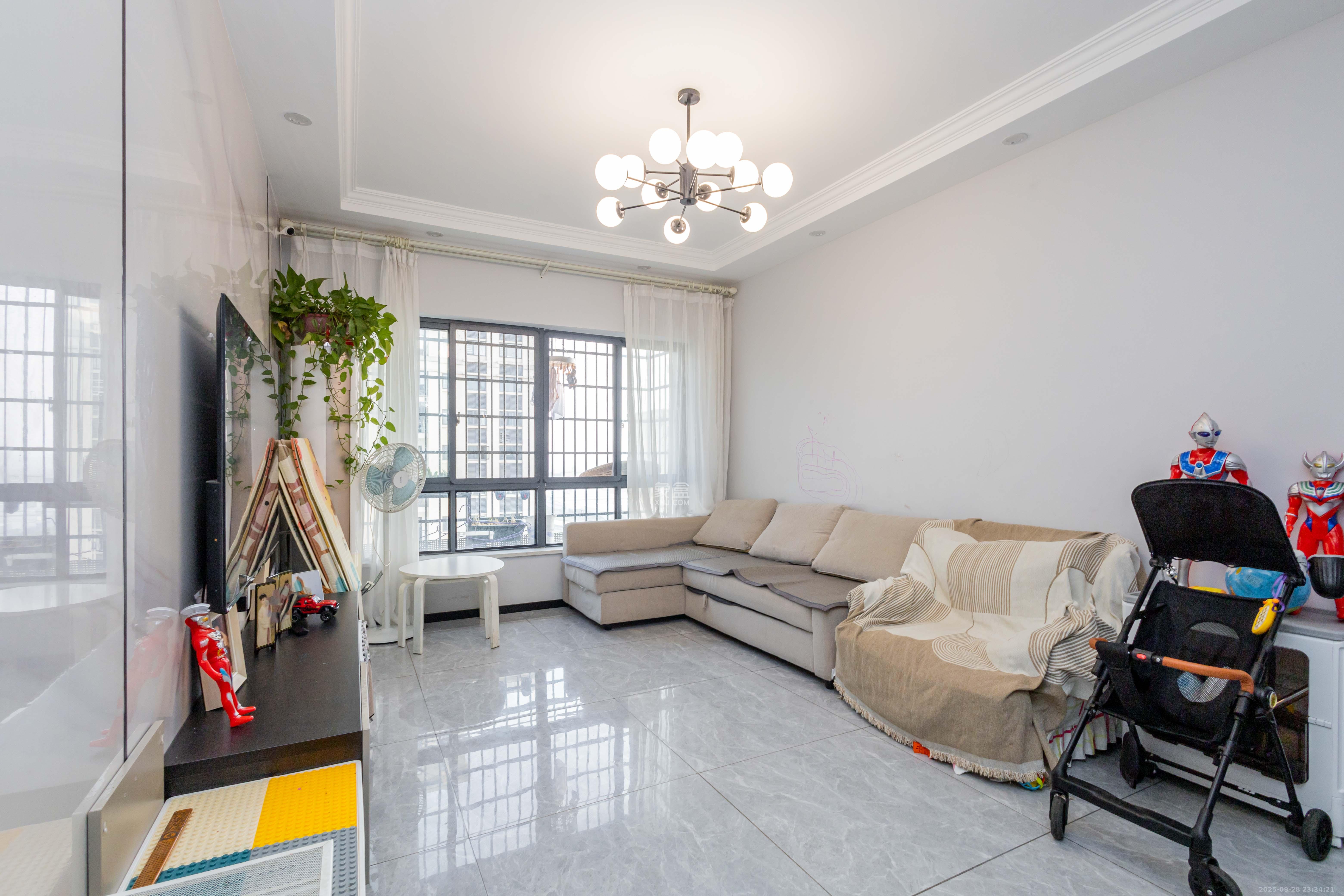 金科天悦(金科美邻汇) 3室2厅1卫 62.8万 金科天悦(金科美邻汇) 3室2厅1卫 62.8万客厅