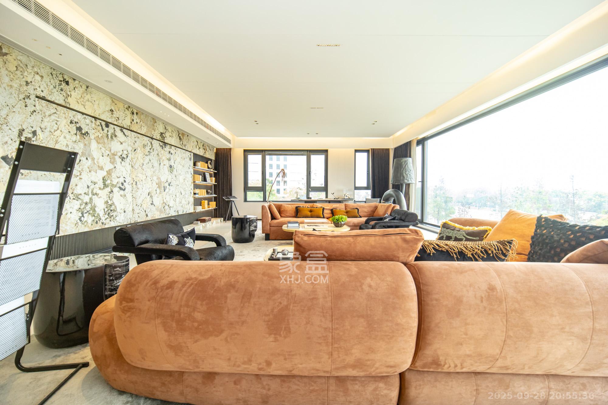 万科松湖天地 4室1厅3卫 440.0万 万科松湖天地 4室1厅3卫 440.0万客厅