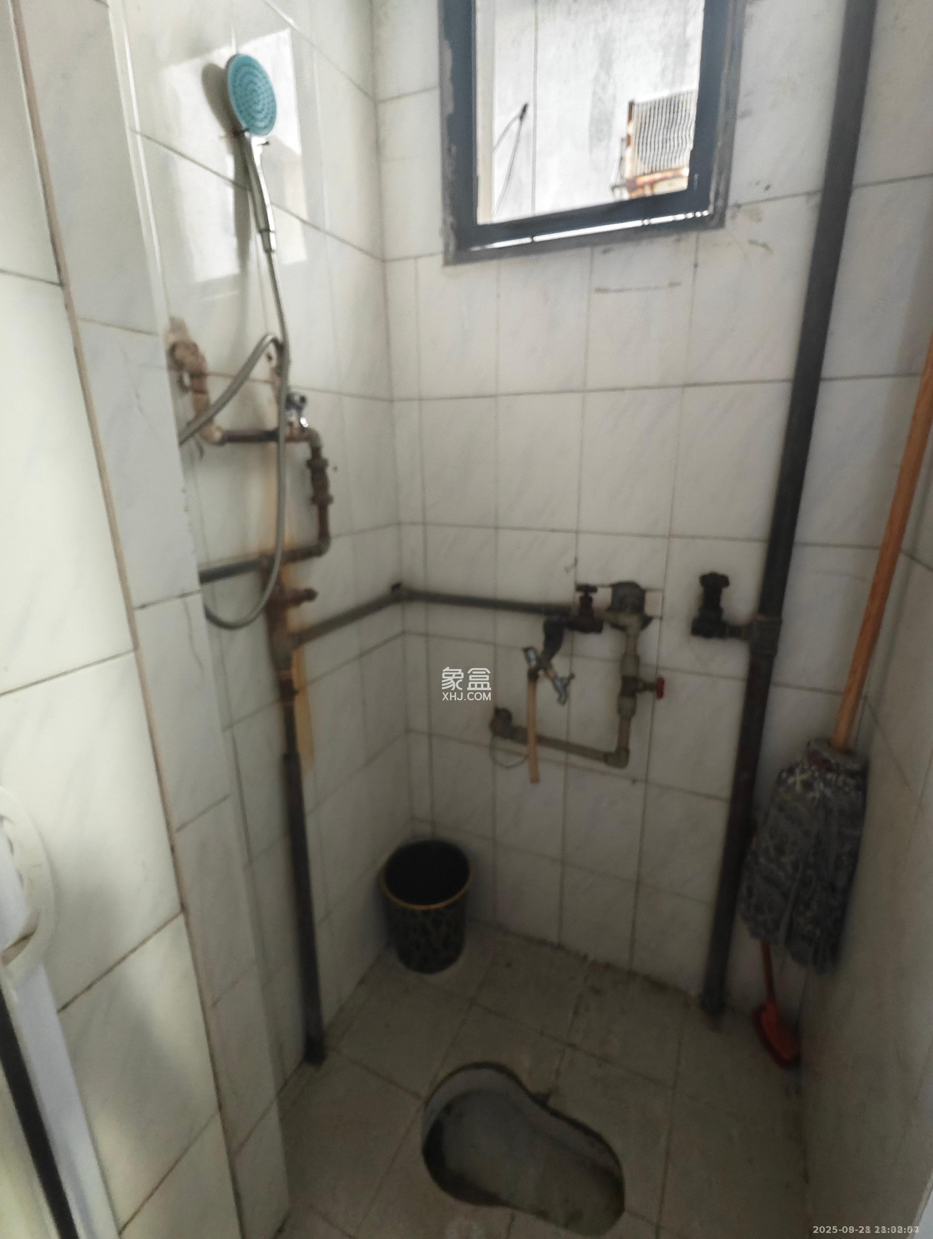 燕山街社区 4室2厅1卫 2200.0元/月 燕山街社区 4室2厅1卫 2200.0元/月室内图