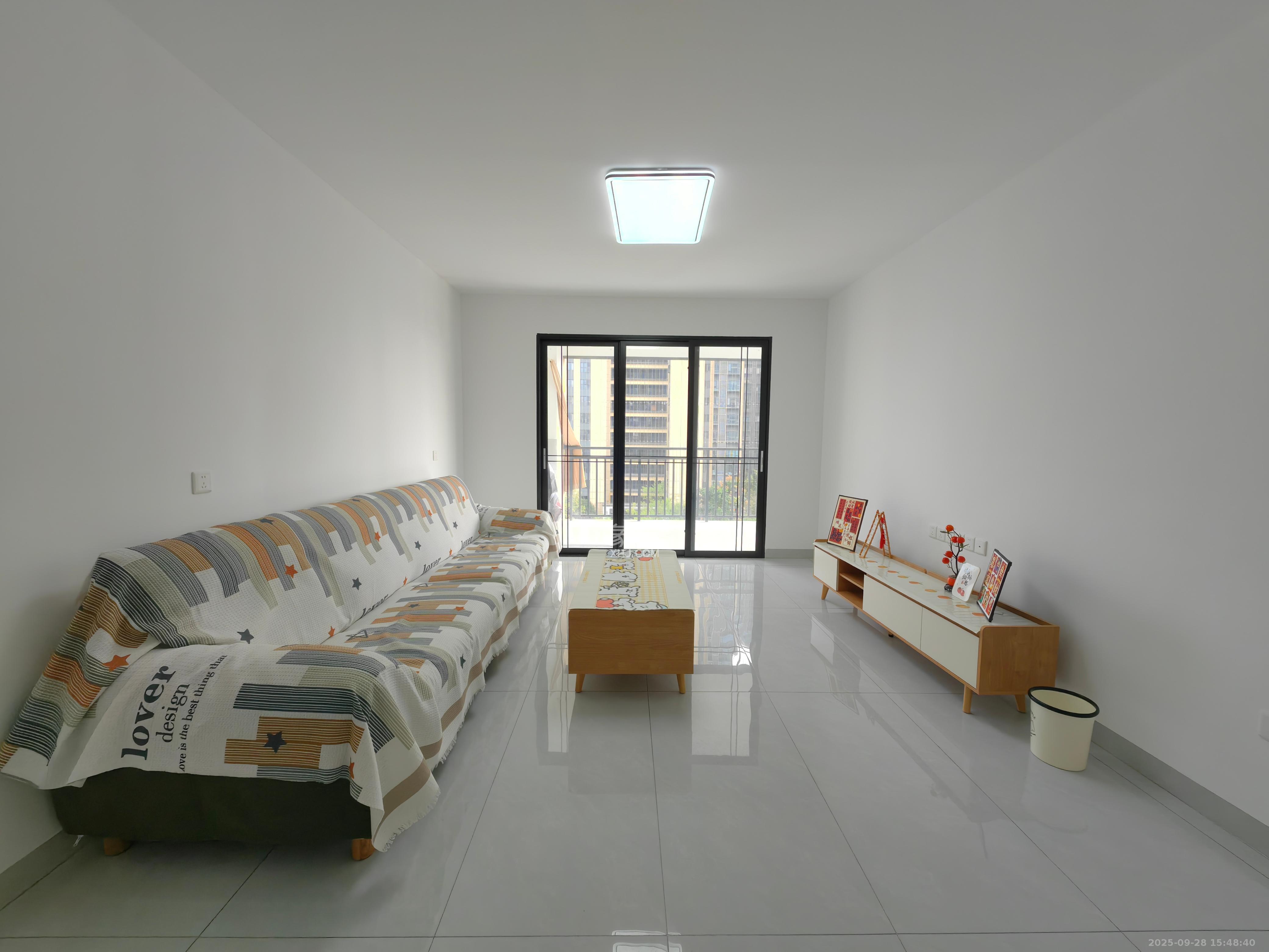 金侨风华府 4室2厅2卫 2400.0元/月 金侨风华府 4室2厅2卫 2400.0元/月室内图