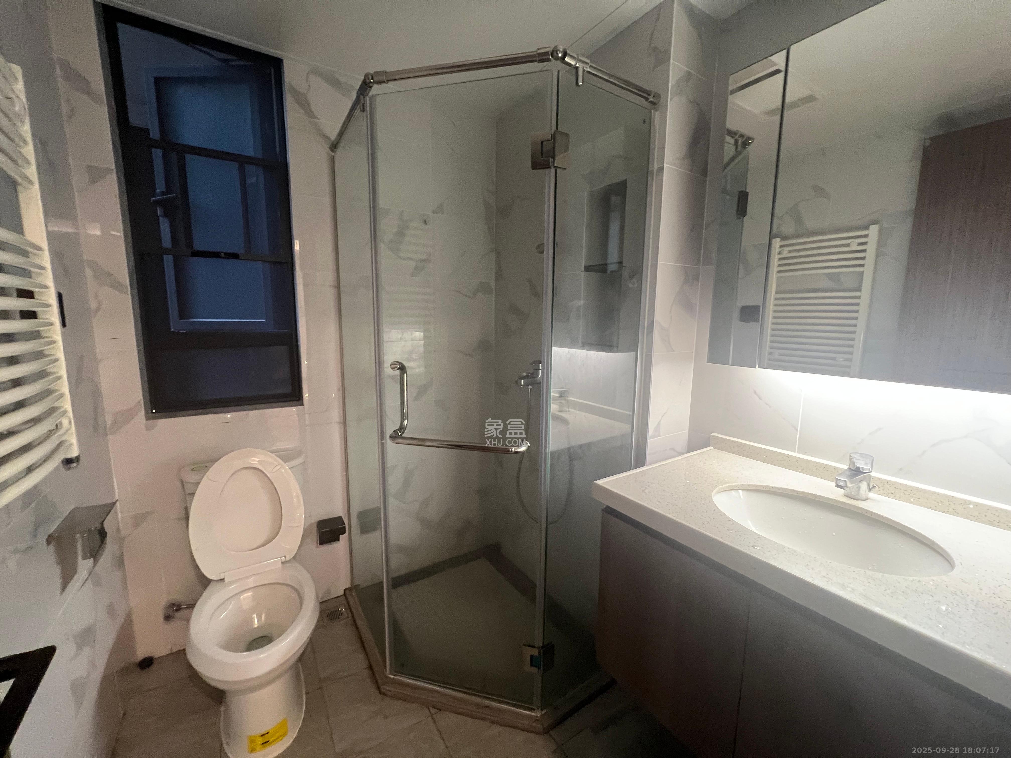 绿地V岛 3室2厅2卫 3500.0元/月 绿地V岛 3室2厅2卫 3500.0元/月室内图