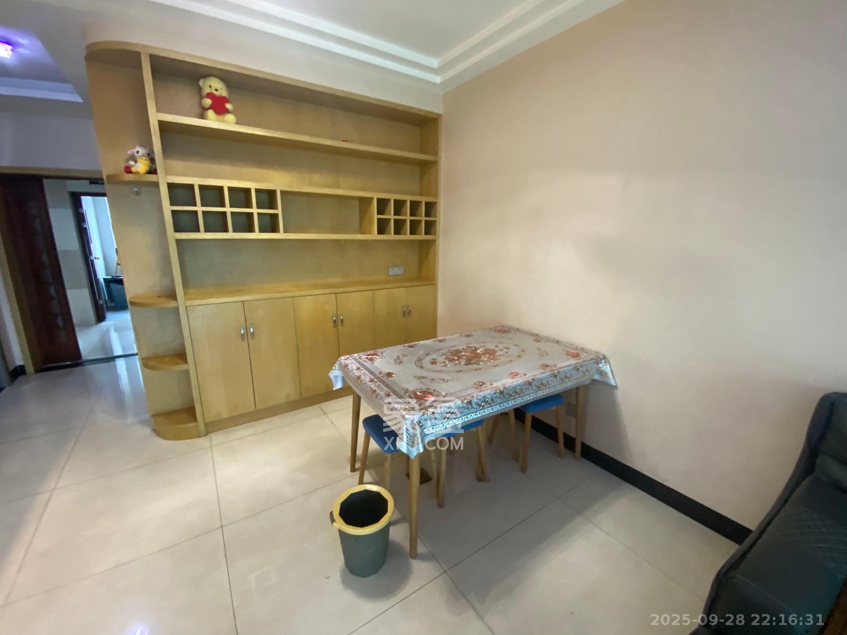 新城新世界一二三期  2室2厅1卫    2000.0元/月室内图