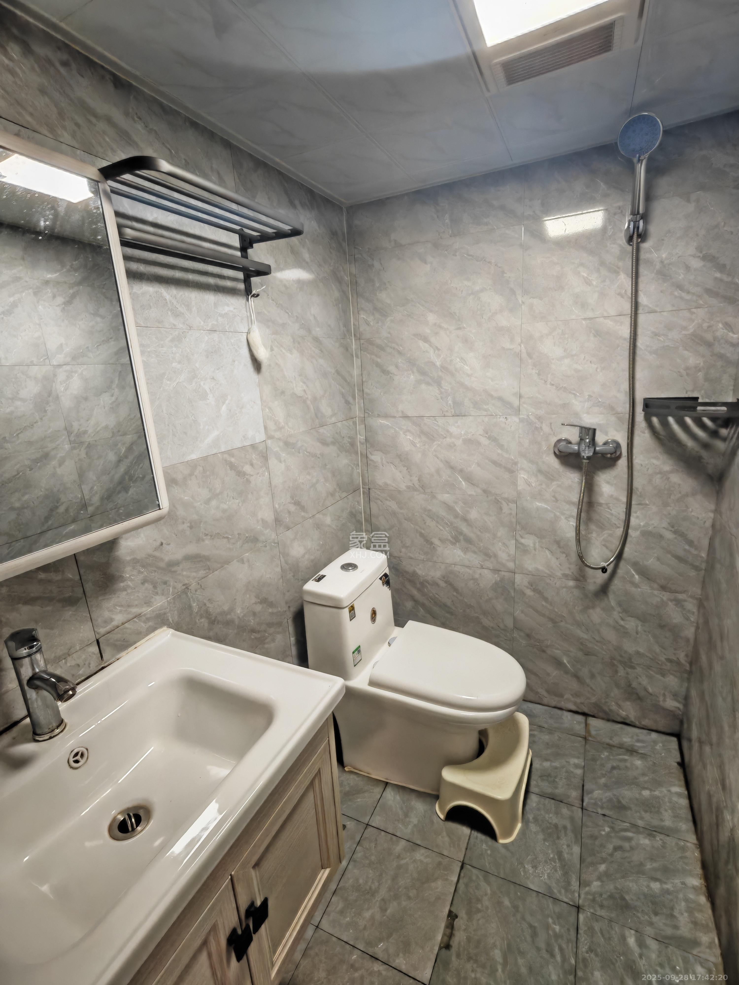 天鸿天府（天鸿中央大院）  2室1厅1卫    1900.0元/月室内图