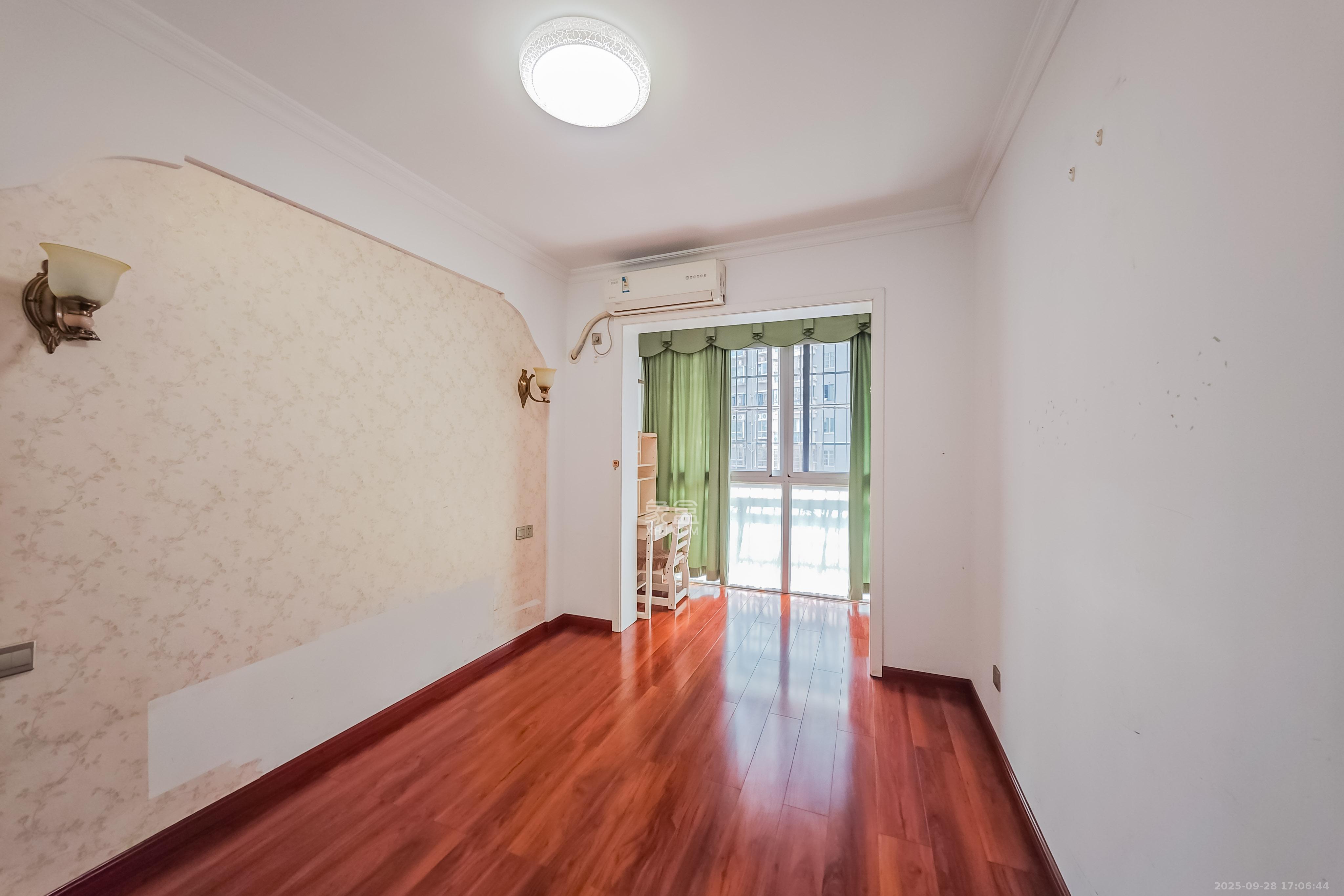 雅致名园  3室2厅2卫    228.0万卧室